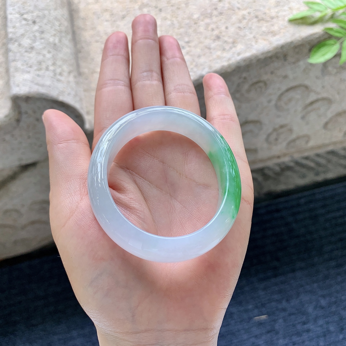 贵妃52 53，圈口53.2/45.6/12.8/7.6，编码B2081519，冰糯飘阳绿，水润，种老，细腻，内侧有纹线