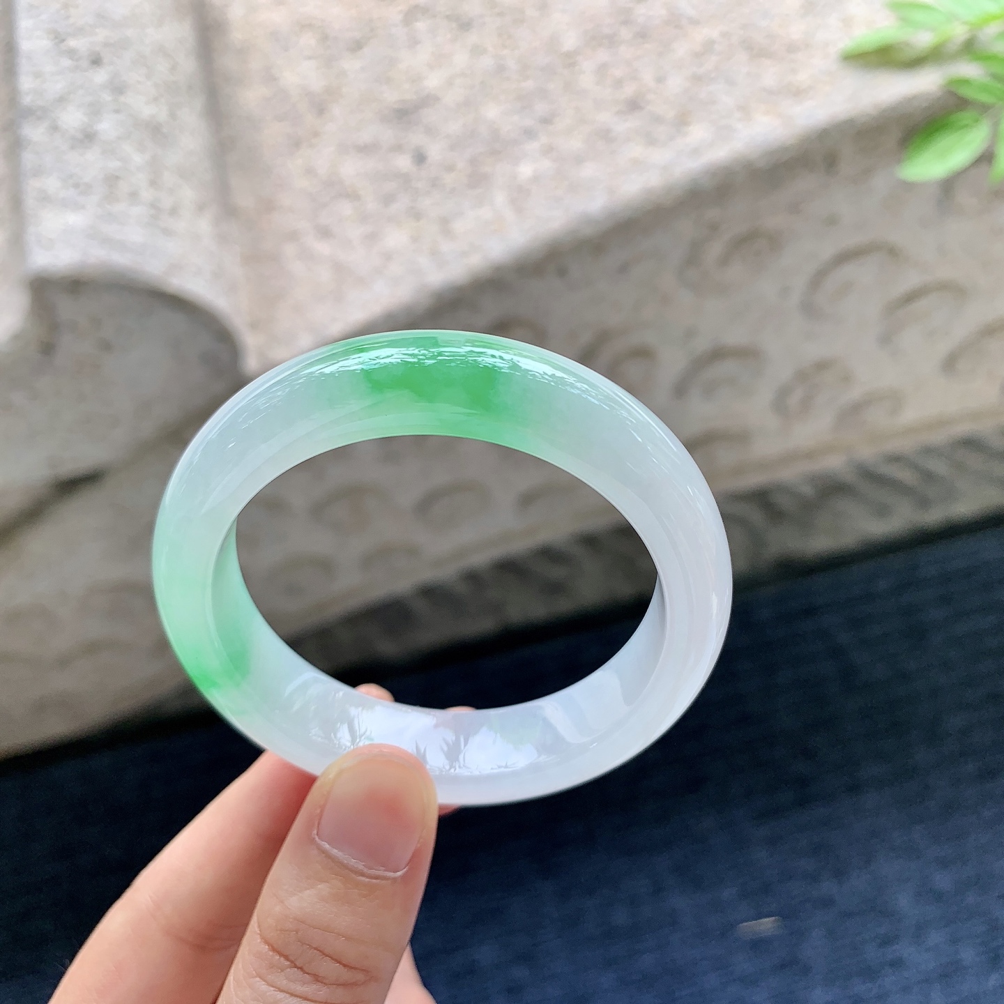 正圈49 50，圈口50.7/12.8/8，编码G7081523，描述冰糯飘阳绿，水润，种老，细腻，无裂。