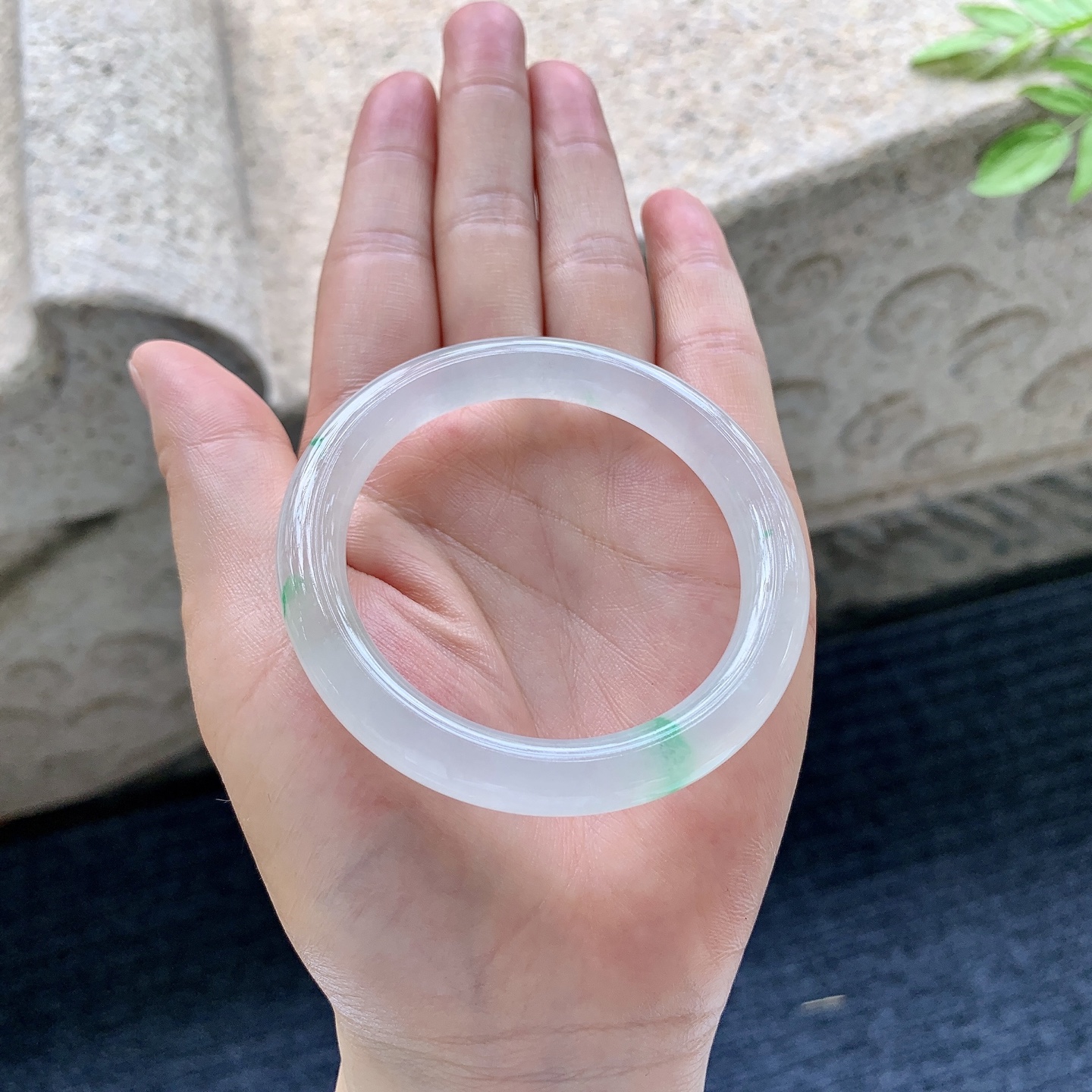 圆条49 50，圈口50/8.2/8，编码H6081503，描述冰飘绿，清透，水润，种老，细腻，有纹线