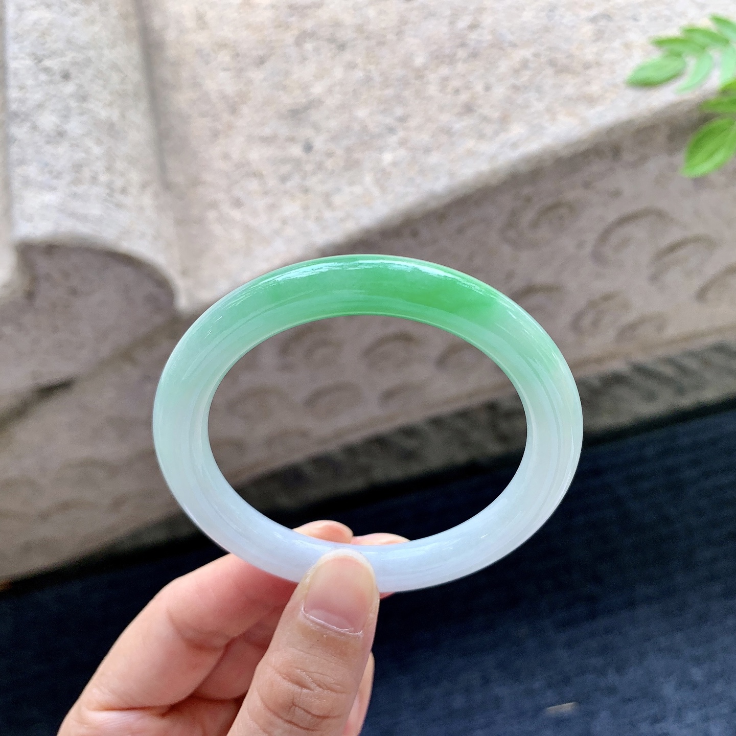圆条51 52，圈口52.3/8.4/8.5，编码BA081508，细糯飘阳绿，水润，种老，细腻，无裂。