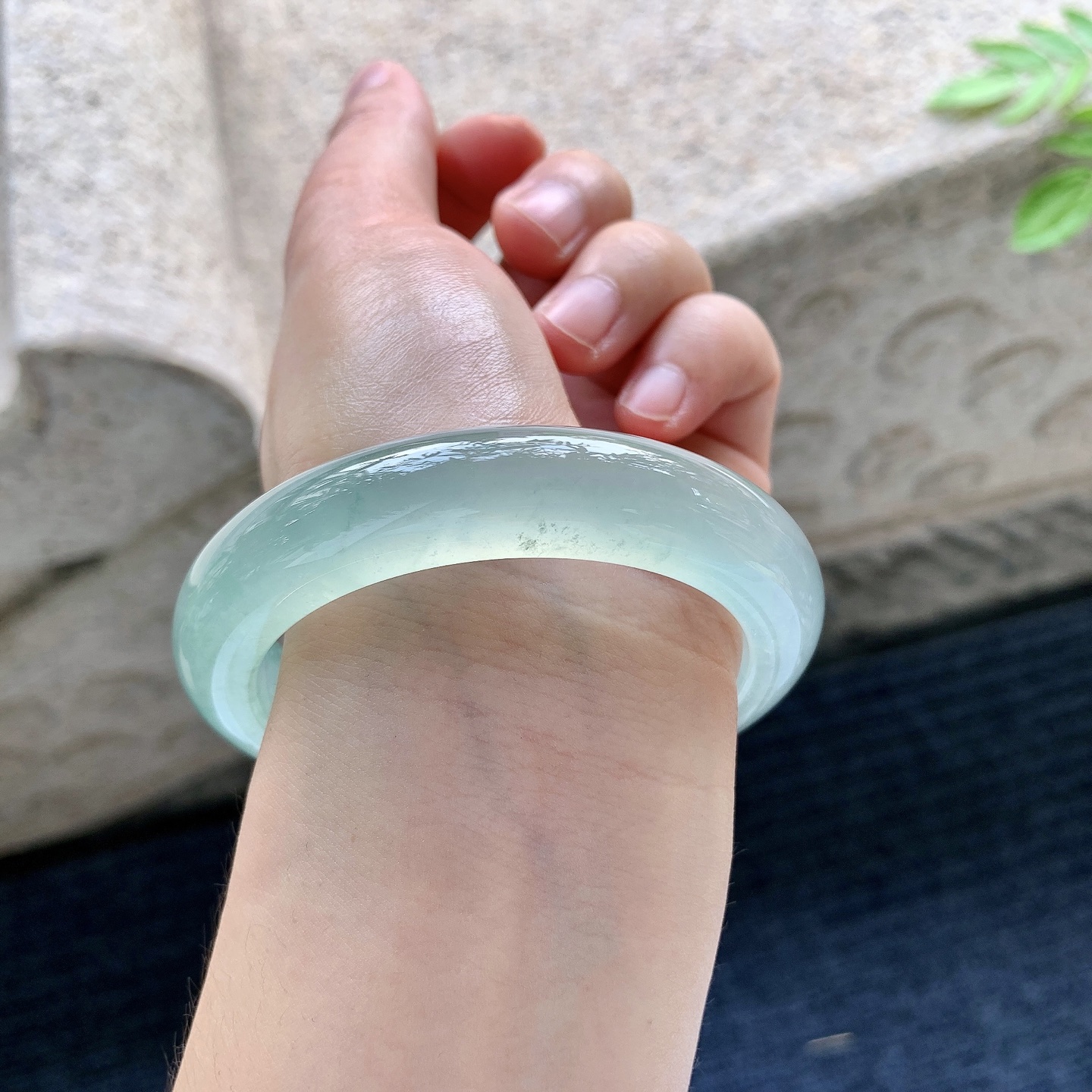 正圈54 55，圈口55.8/12.7/9.5，编码ZLD081533，冰种晴绿，起光，清透，水润，种老，细腻，打灯有棉线