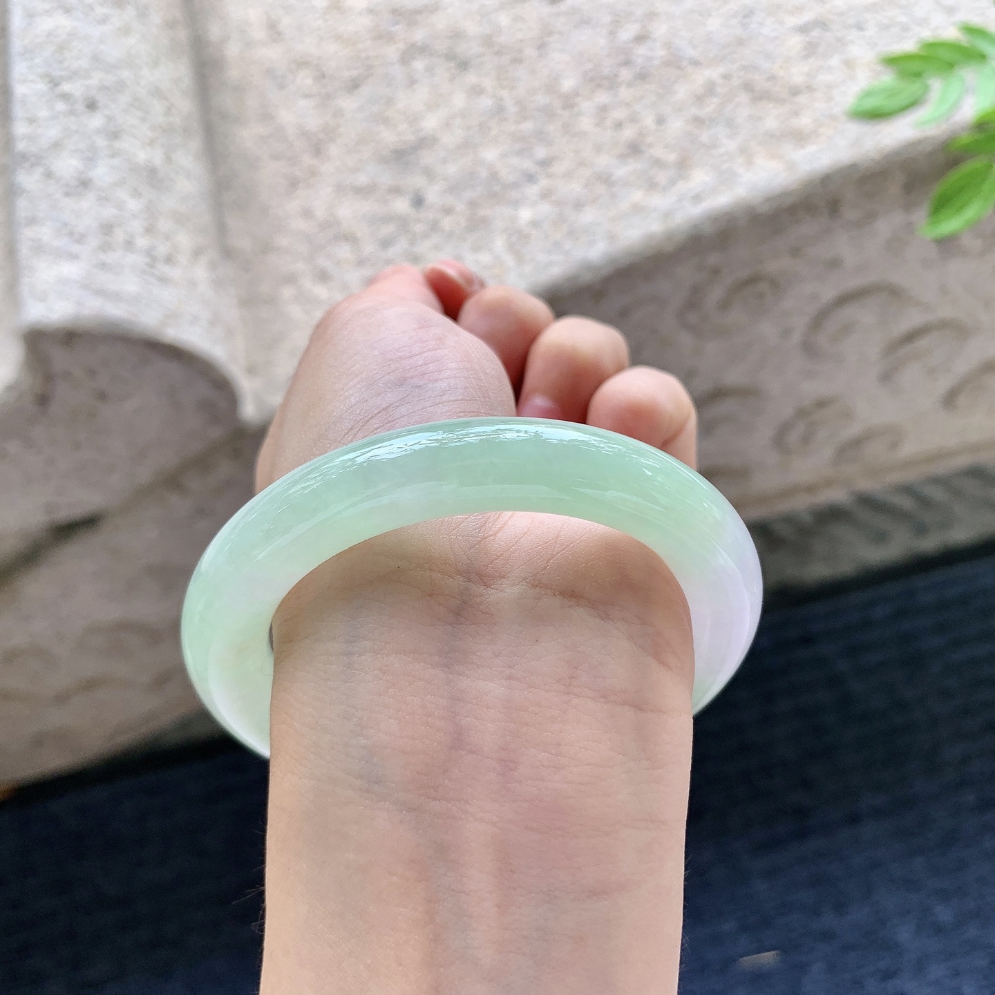 圆条54 55，圈口55.3/10.5/10.9，编码WW081551，描述细糯果绿，水润，种老，细腻，打灯有絮线