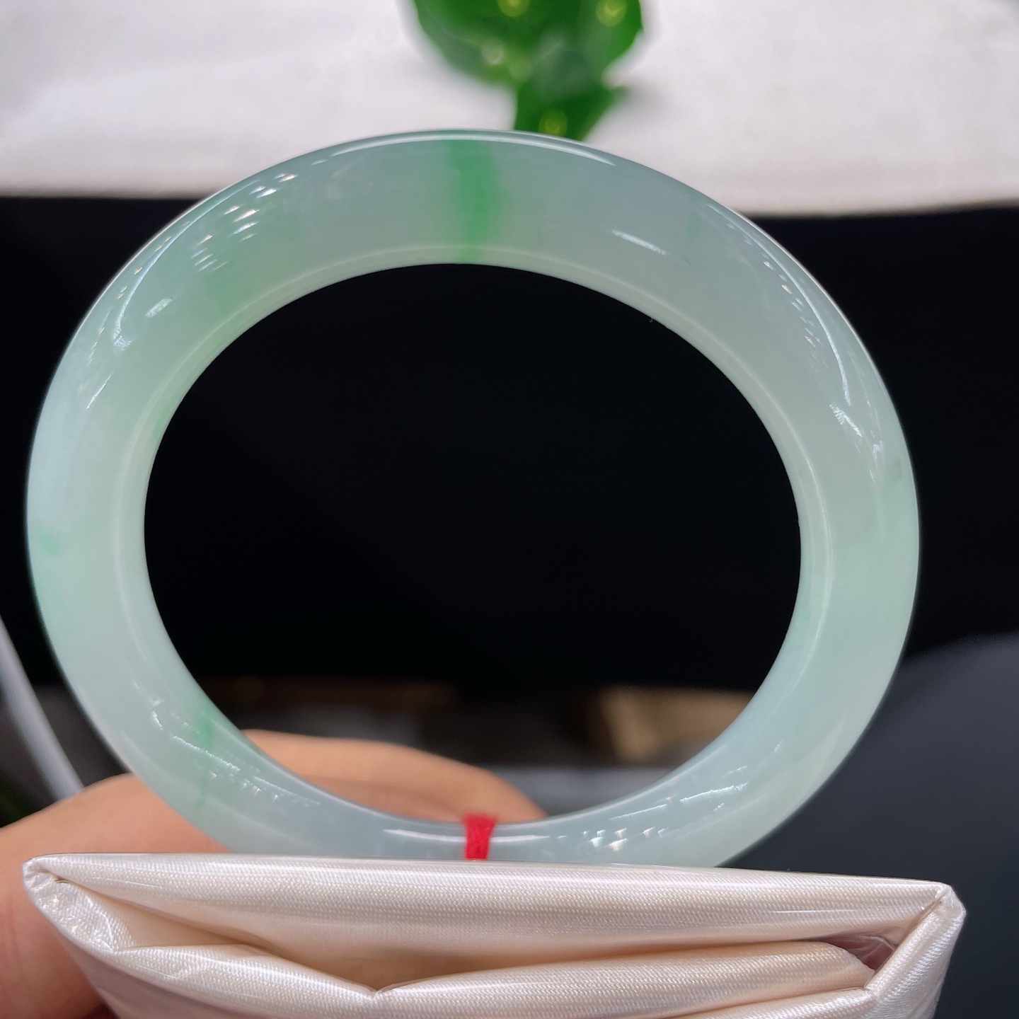 翡翠手镯圈口55/8.8，冰晴底飘阳绿正圈，55/56可戴，冰玉凝秋水，翠色逐风来。无裂。