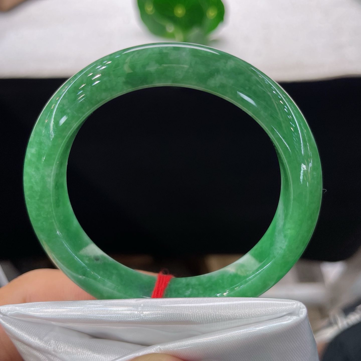 翡翠手镯 圈口53/11.3/8.3，满绿正圈，52/53可戴，一碧凝玉璧，翠色满环生。无裂