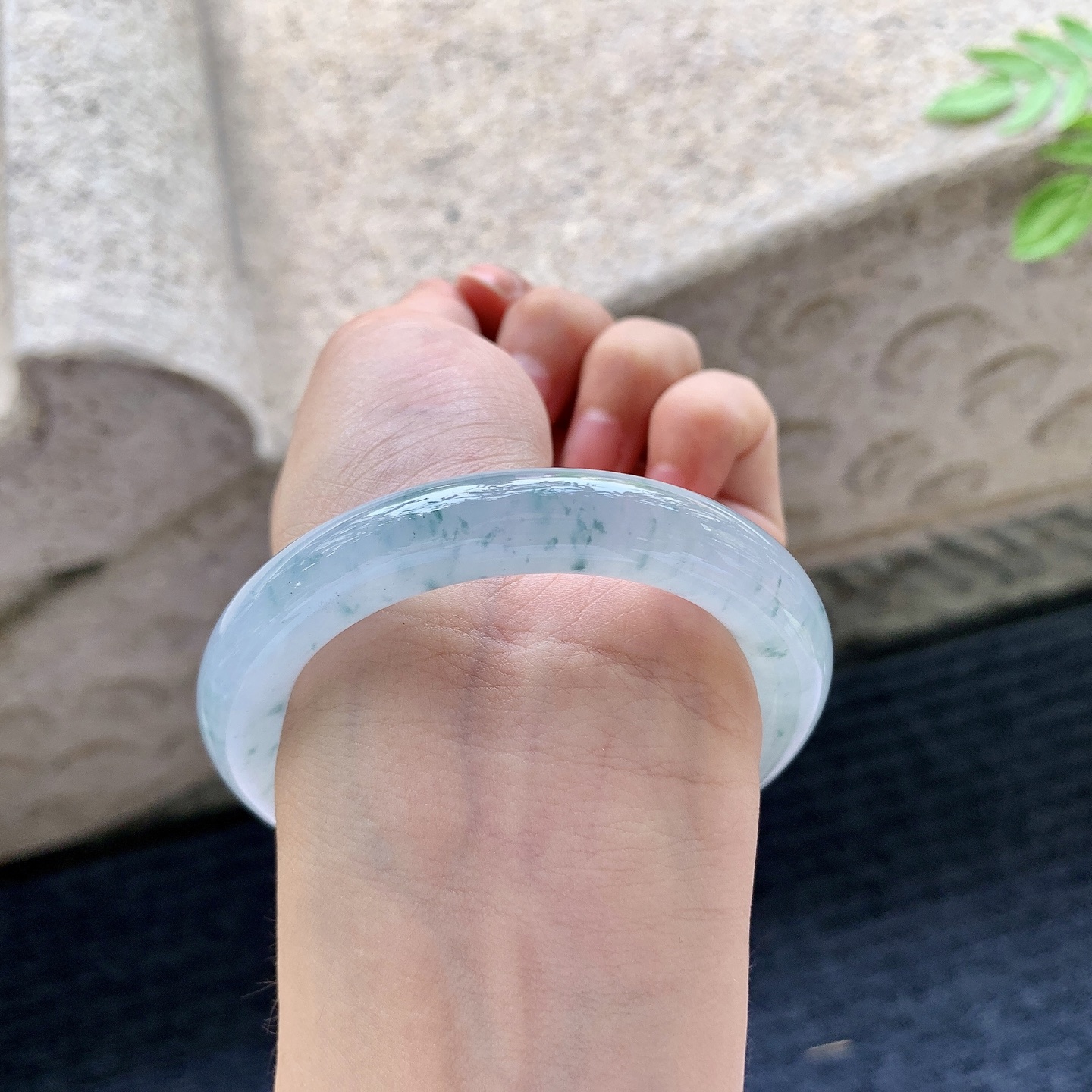 圆条51 52，圈口52.1/10/10，编码C5081527，冰糯紫底飘花，水润，种老，细腻，打灯有纹线