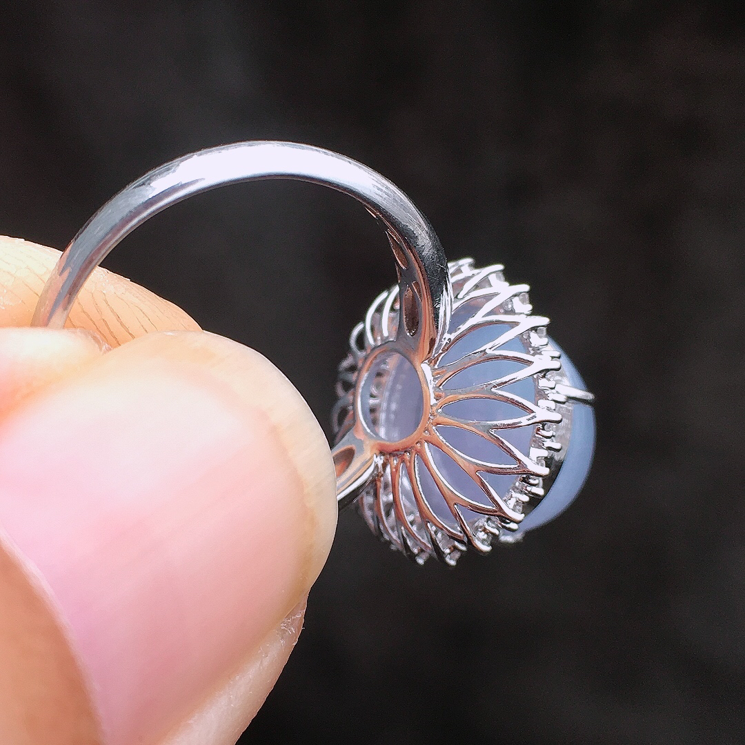 紫罗兰蛋面戒指，色泽均匀艳丽，玉质细腻，荧光感超
强，饱满圆润，简单大方，尽显优雅气质，18k
金豪华镶嵌