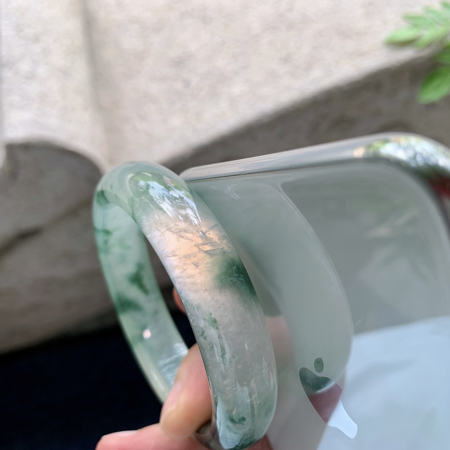 正圈54 55，圈口55/13.5/8.2，编码H6081502，冰种绿花，起光，清透，水润，种老，细腻，打灯有絮线
