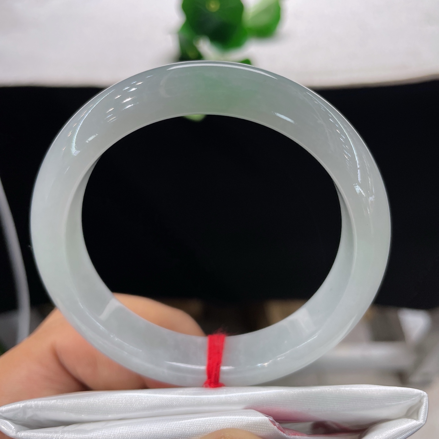 翡翠手镯 圈口57.3/12.7/8.3，淡绿底正圈，56/57可戴，冰魄凝清露，浅翠落玉环，无裂