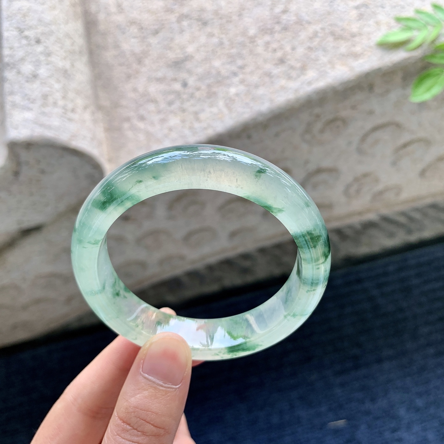 正圈54 55，圈口55/13.5/8.2，编码H6081502，冰种绿花，起光，清透，水润，种老，细腻，打灯有絮线