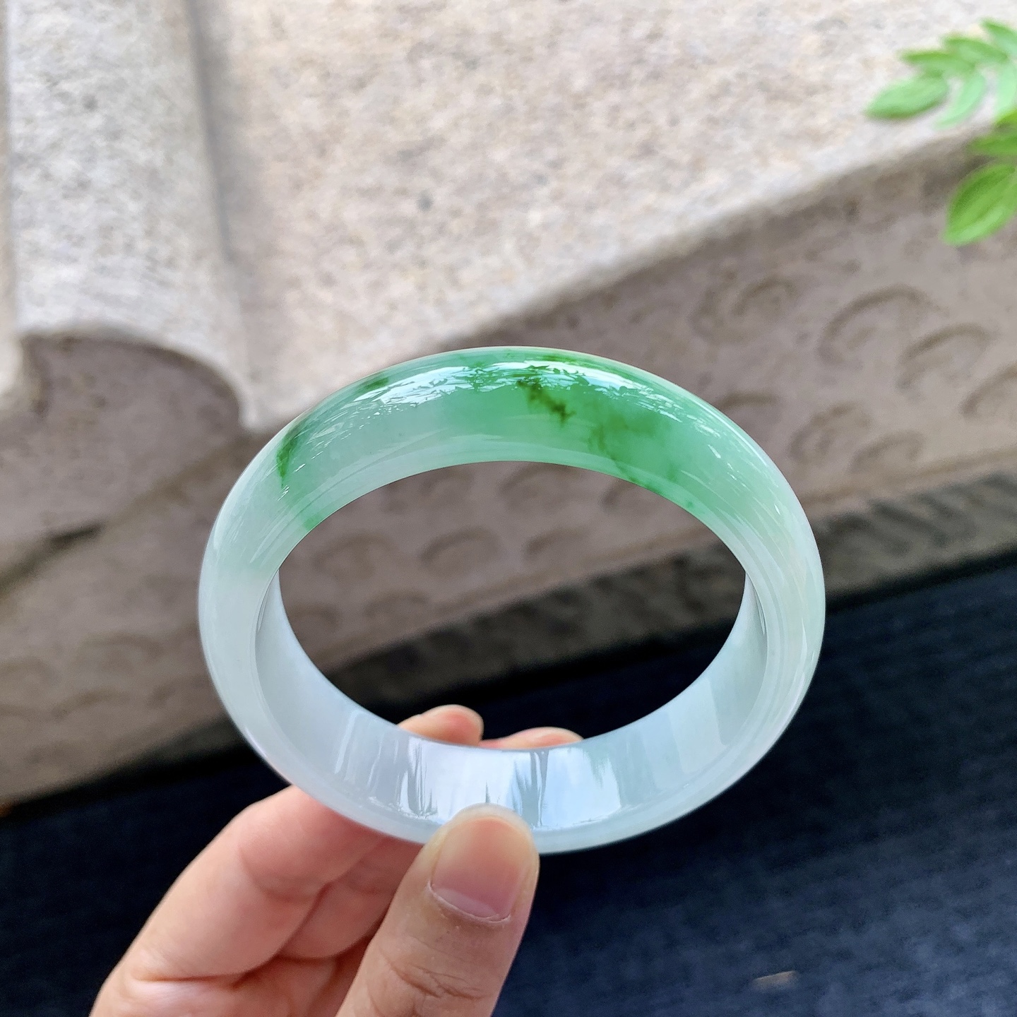 正圈56 57，圈口57.4/15/7.7，编码LH081555，糯冰飘辣绿，宽版，水润，种老，细腻，无裂。