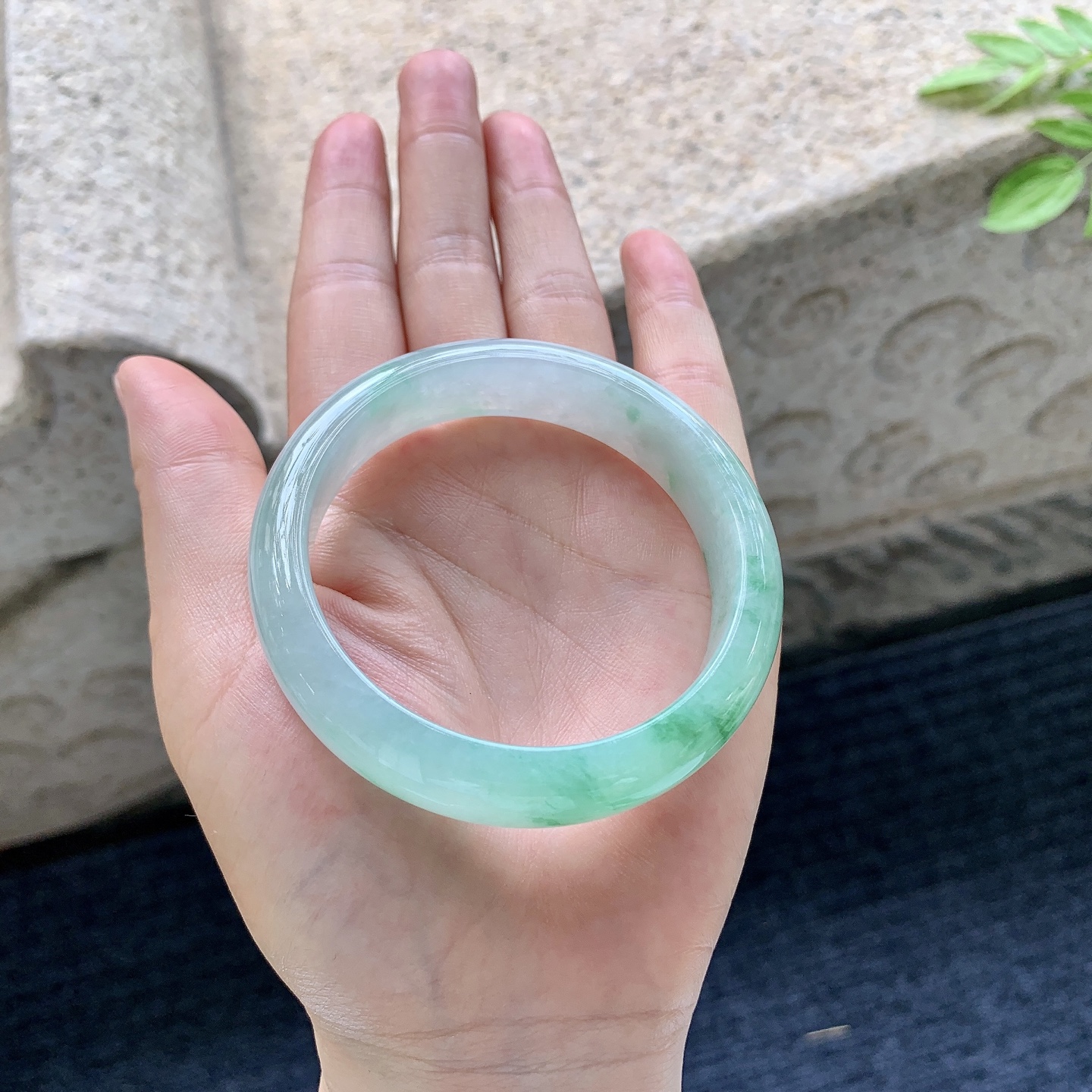 正圈53 54，圈口54.2/13.5/7.4，编码B2081518，糯冰飘绿，水润，种老，细腻，无裂。