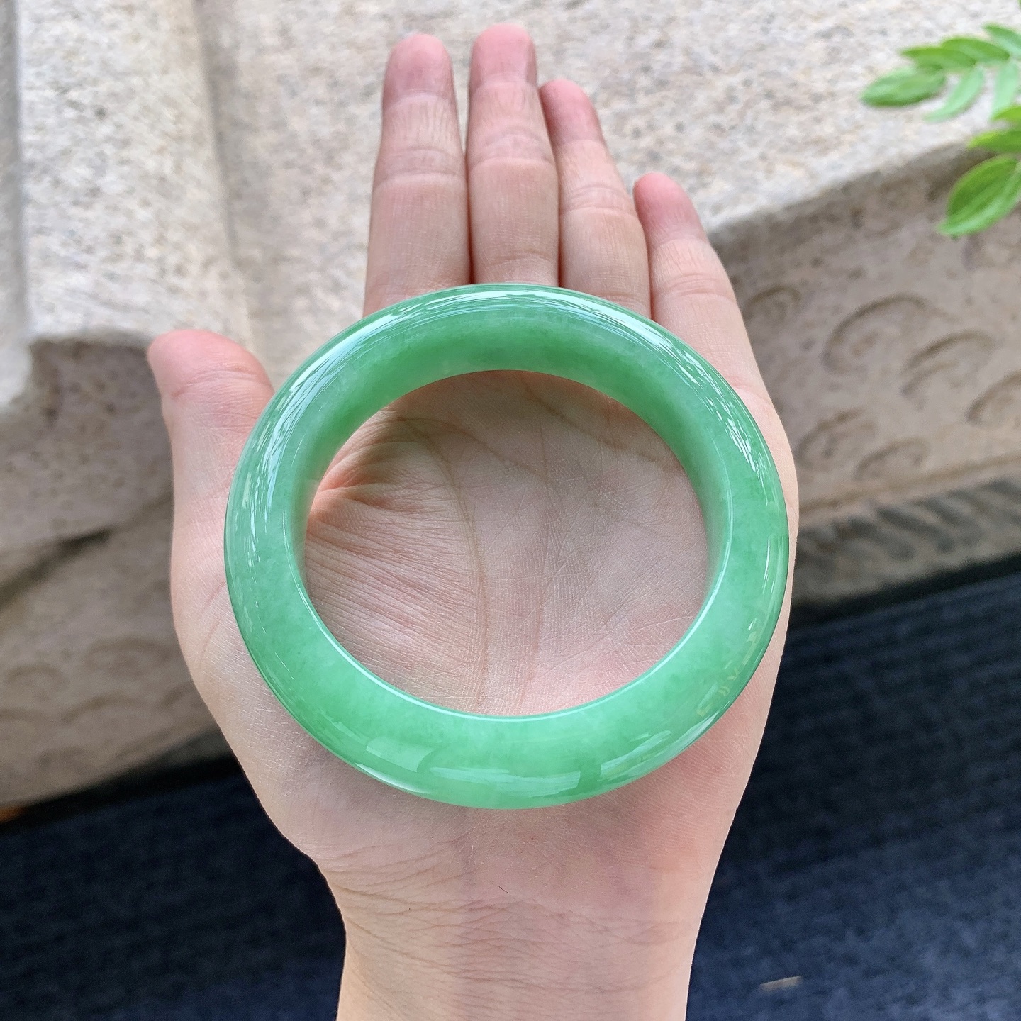 正圈54 55，圈口55.4/14.3/9.6，编码WW081532，满绿，水润，种老，细腻，打灯有