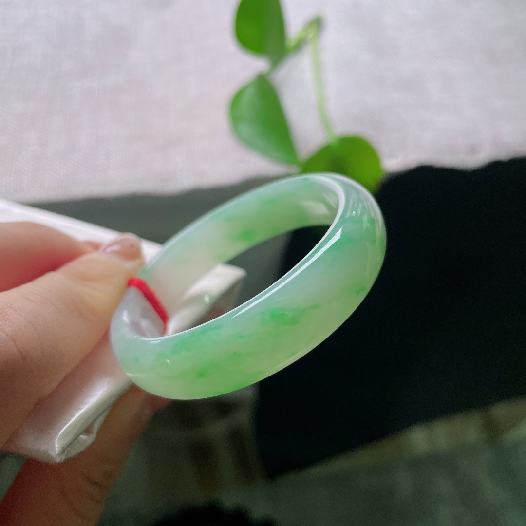 51.4（43.4）10.7/6.3，飘绿贵妃，皮纹，冰肌凝玉，翠色沿着镯身缓缓晕染，似一江春水漫过素环，清透水光流转，满目皆是春日清和。ss56940a