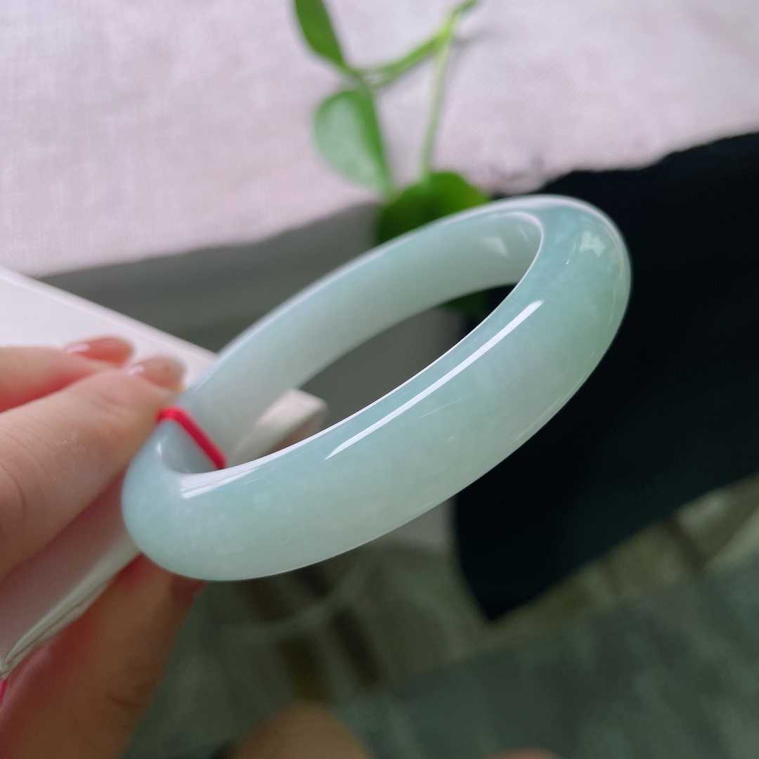 绿底正圈，无裂，镯身干净清爽，棉絮稀少，色泽内敛柔和，素雅大方。ss56403a