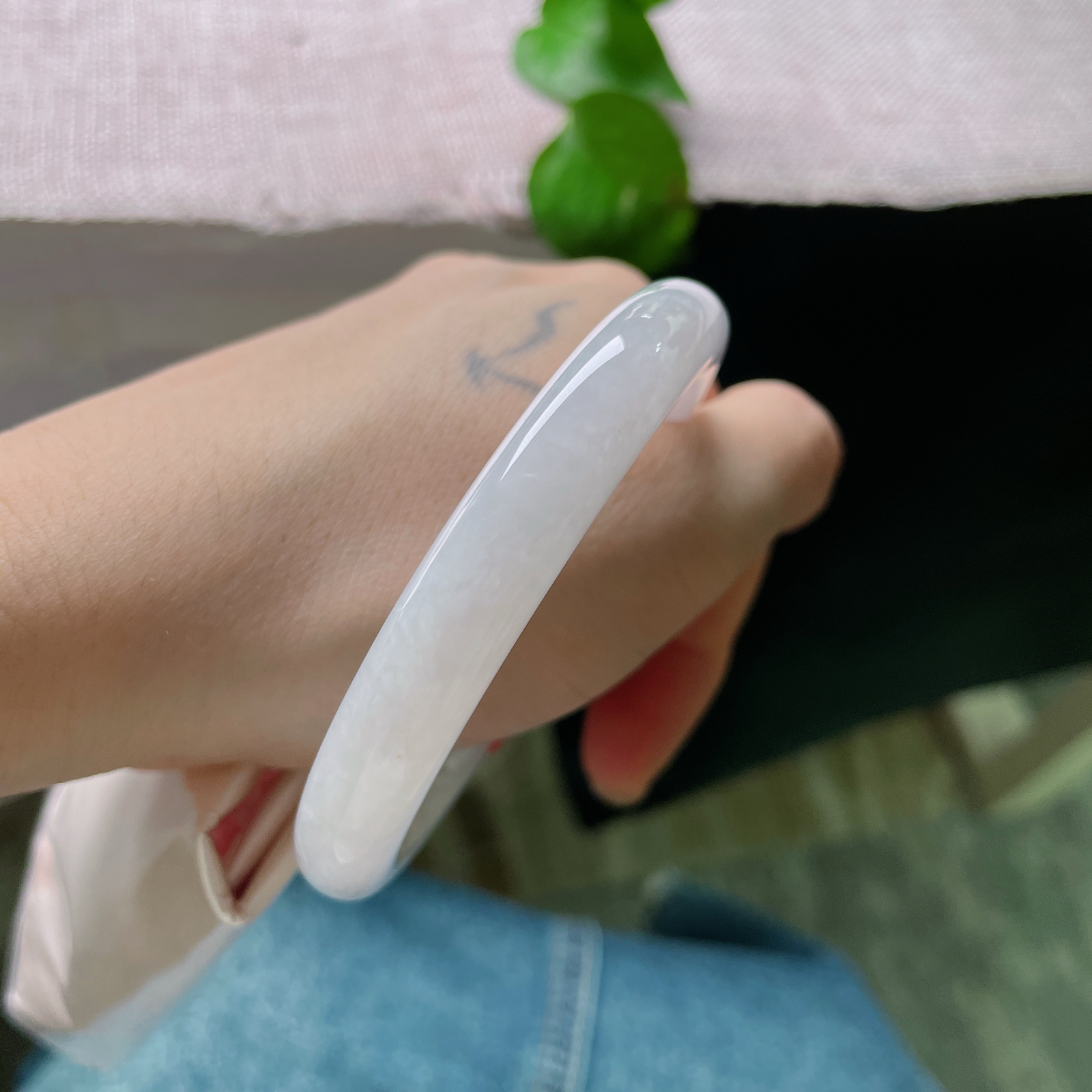 55/9.9，淡粉紫圆条，薄雾淡紫凝于素玉圆镯，浅粉春色轻覆白净玉底，通透柔光温润内敛ss56621a