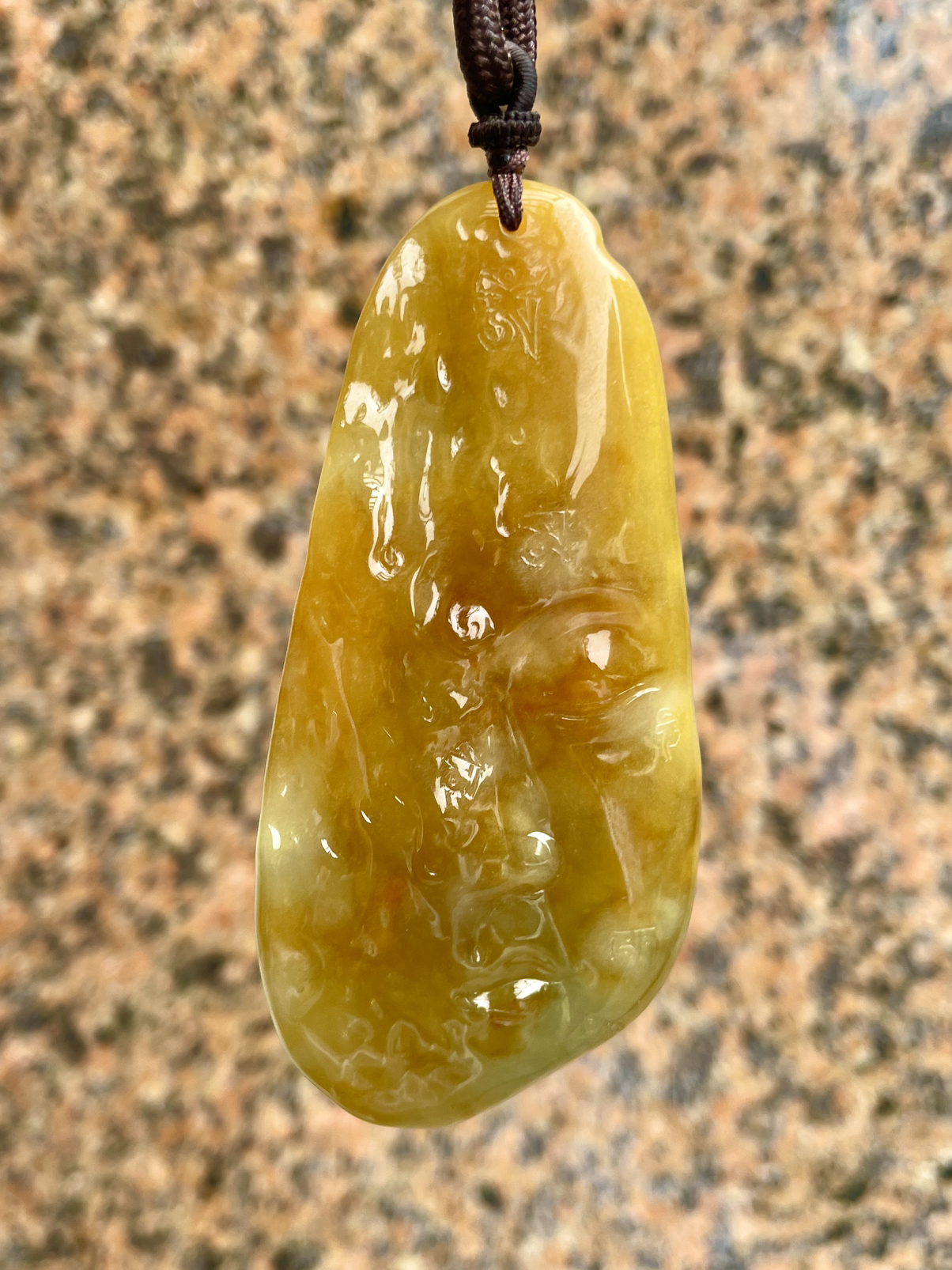 【一念之间】可以做不动明王佩戴，也可以做一念之间、佛与魔，很漂亮的满黄翡料子，天然色泽，很厚实，俏色巧雕，名师作品，工艺精细，立体厚装，推荐入手。
