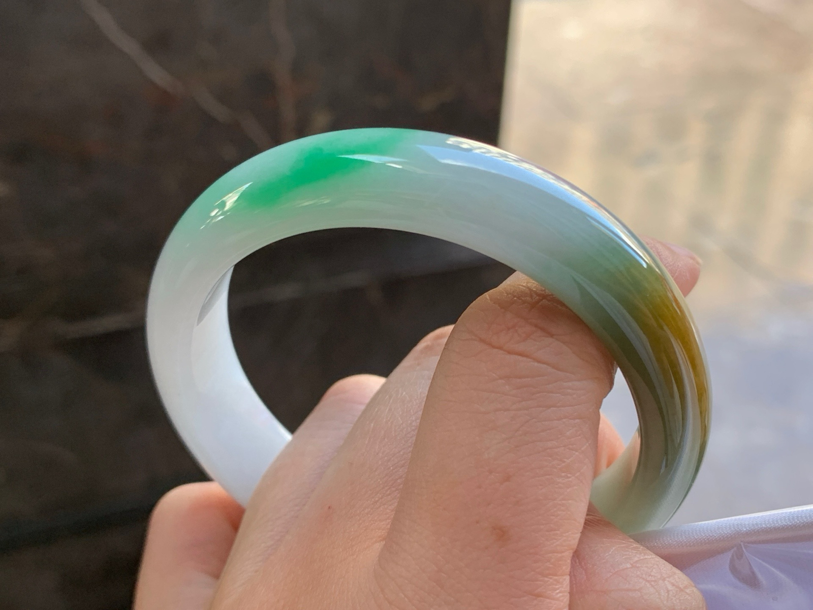 58-14-8.2
飘绿黄翡手镯^_^鲜艳 玉质温润