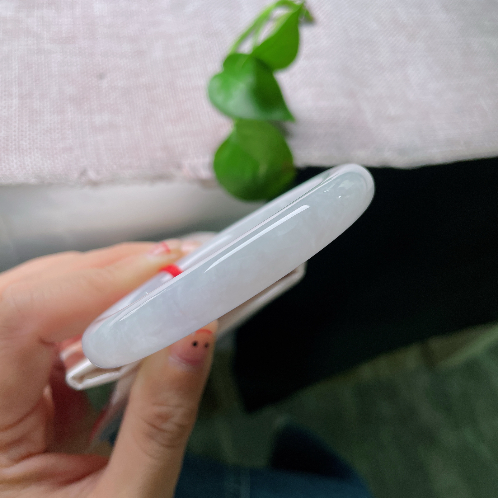 55/9.9，淡粉紫圆条，薄雾淡紫凝于素玉圆镯，浅粉春色轻覆白净玉底，通透柔光温润内敛ss56621a