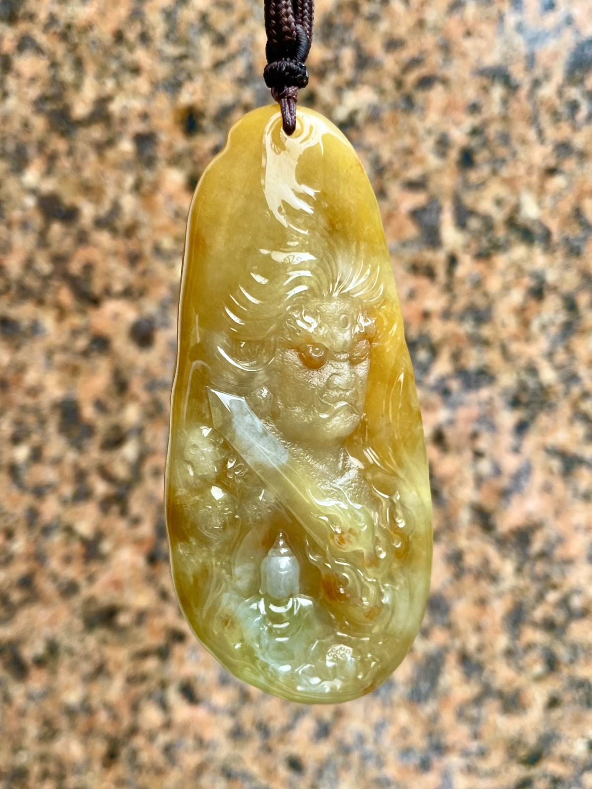 【一念之间】可以做不动明王佩戴，也可以做一念之间、佛与魔，很漂亮的满黄翡料子，天然色泽，很厚实，俏色巧雕，名师作品，工艺精细，立体厚装，推荐入手。