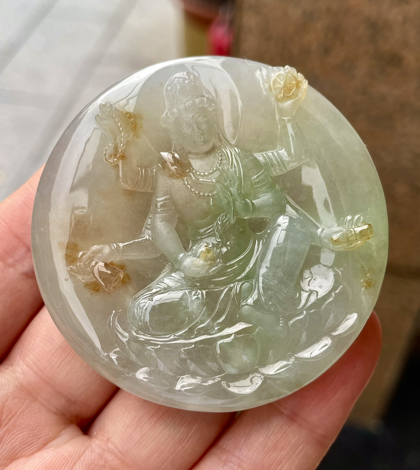 【冰糯种千手观音圆牌】非常厚装，底子纯净，冰透闪亮，起强荧光，质地强烈，美感十足，人物雕琢精美，开脸生动形象，体态自然端庄
