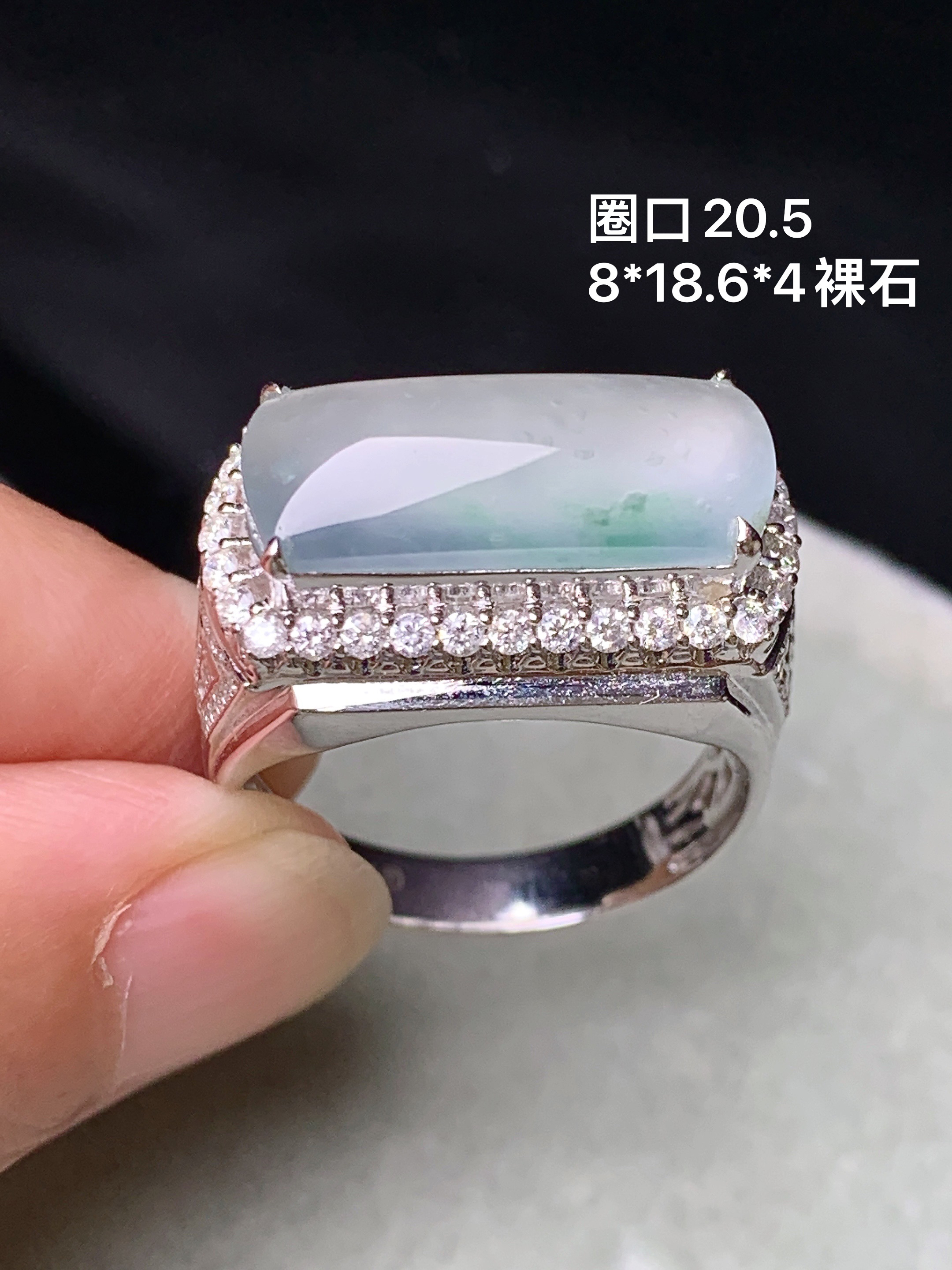18k金钻镶嵌冰种马鞍戒指 玉质细腻 色泽艳丽清新 水润亮眼 圈口20.5 整体尺寸8*18.6*4 t1