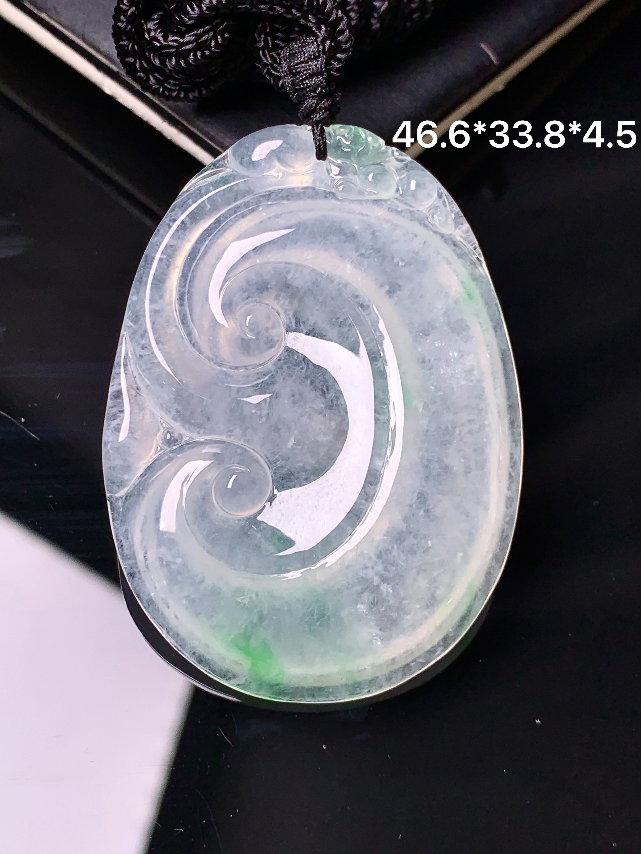 冰种飘绿如意吊坠 玉质细腻 色泽艳丽清新 水润亮眼 整体尺寸46.6*33.8*4.5 x3
