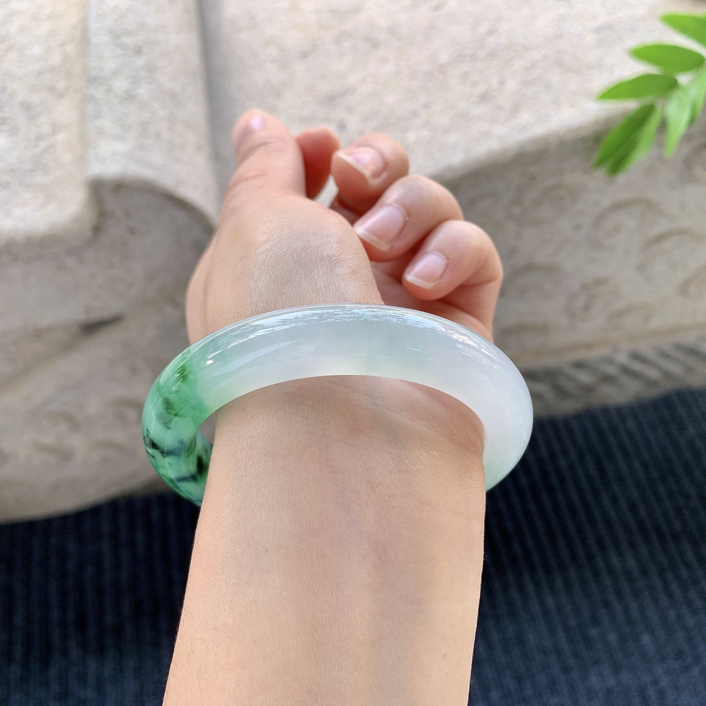 正圈54 55，圈口55.7/11.2/9.7，编码DW081570，冰糯绿花，清透，水润，种老，细腻，打灯有棉线
