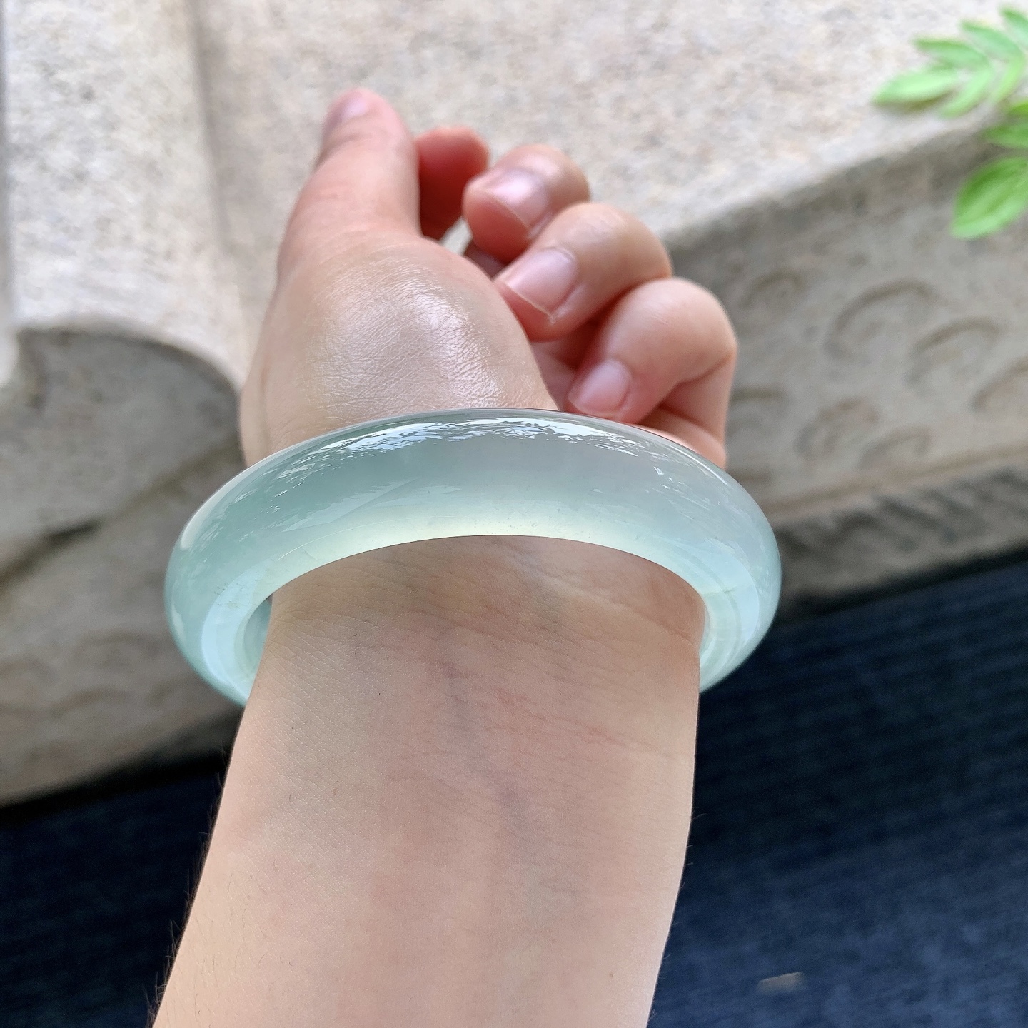 正圈54 55，圈口55.8/12.7/9.5，编码ZLD081533，冰种晴绿，起光，清透，水润，种老，细腻，打灯有棉线