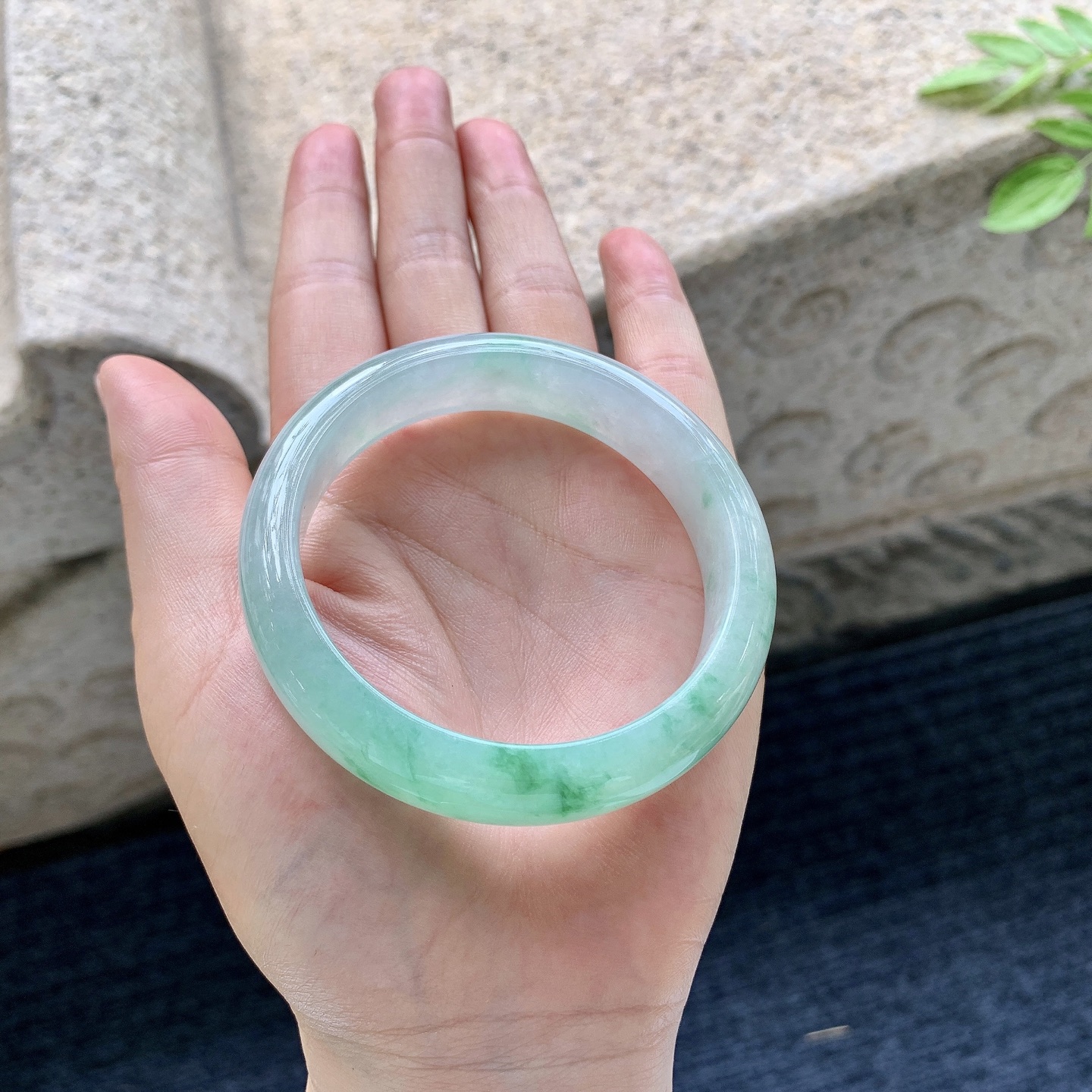 正圈53 54，圈口54.2/13.5/7.4，编码B2081518，糯冰飘绿，水润，种老，细腻，无