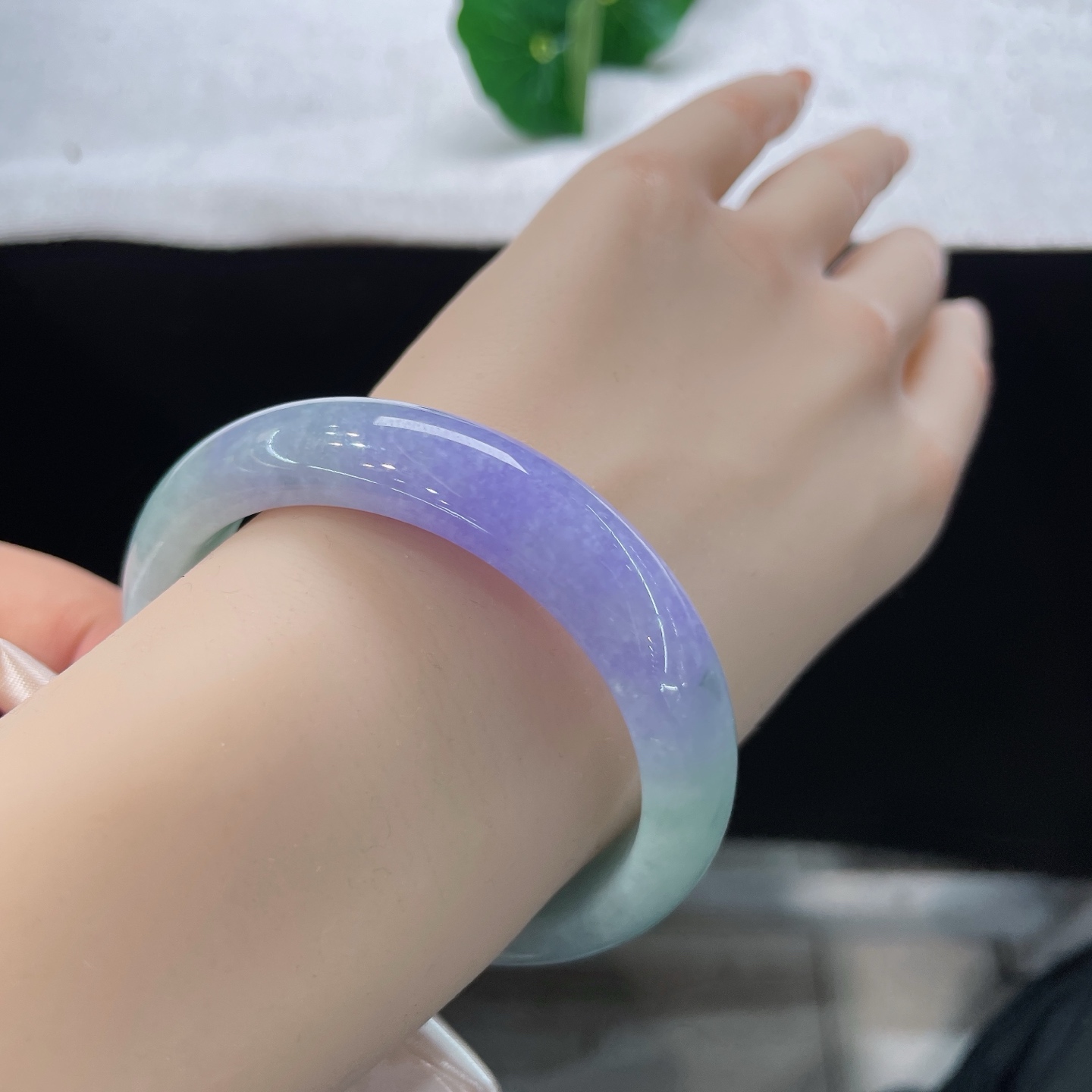 翡翠手镯 圈口53.6/13/8.1，浓艳紫春彩正圈，53/54可戴，仿若紫雾萦溪，清透莹润，色泽过渡柔和。无裂。