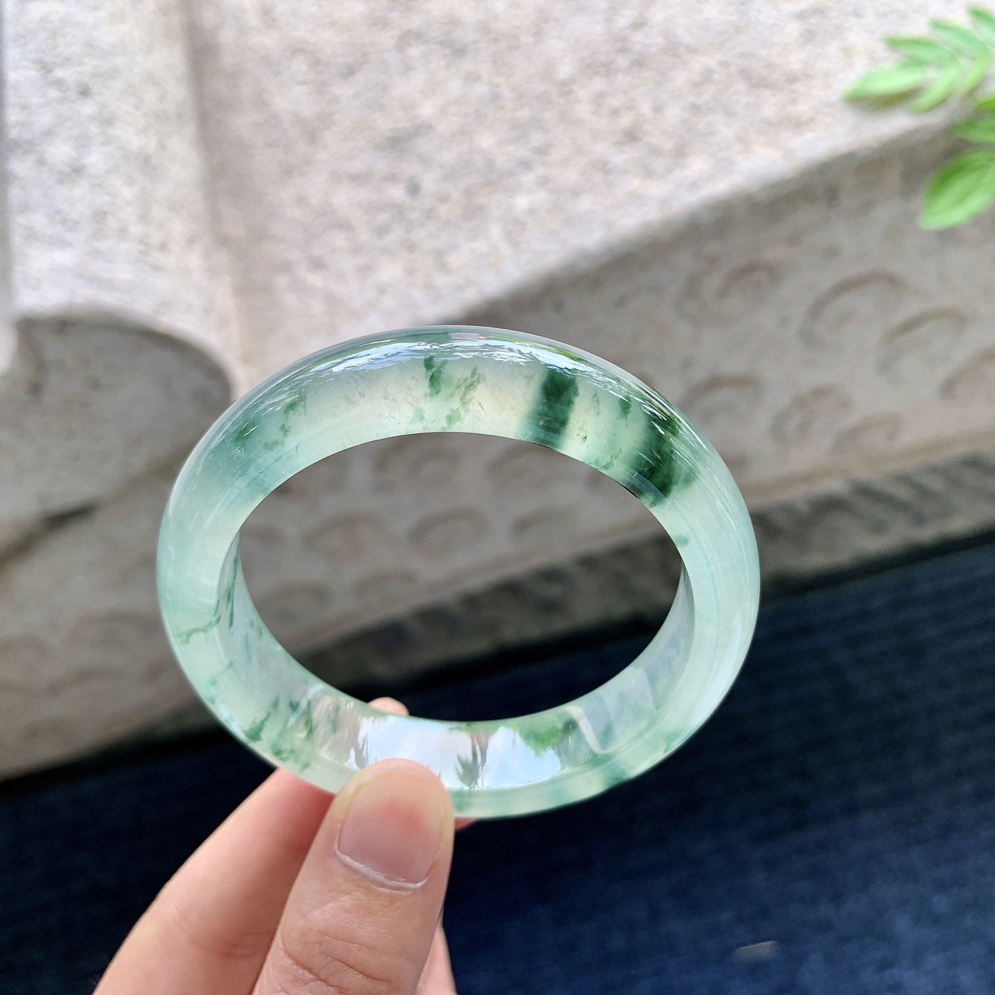 正圈54 55，圈口55/13.5/8.2，编码H6081502，冰种绿花，起光，清透，水润，种老，细腻，打灯有絮线