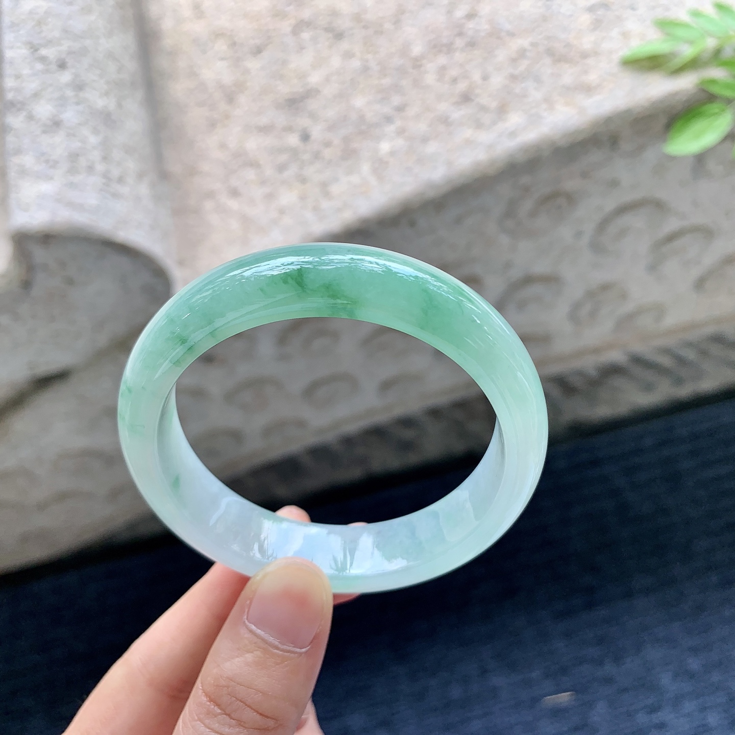 正圈53 54，圈口54.2/13.5/7.4，编码B2081518，糯冰飘绿，水润，种老，细腻，无裂。