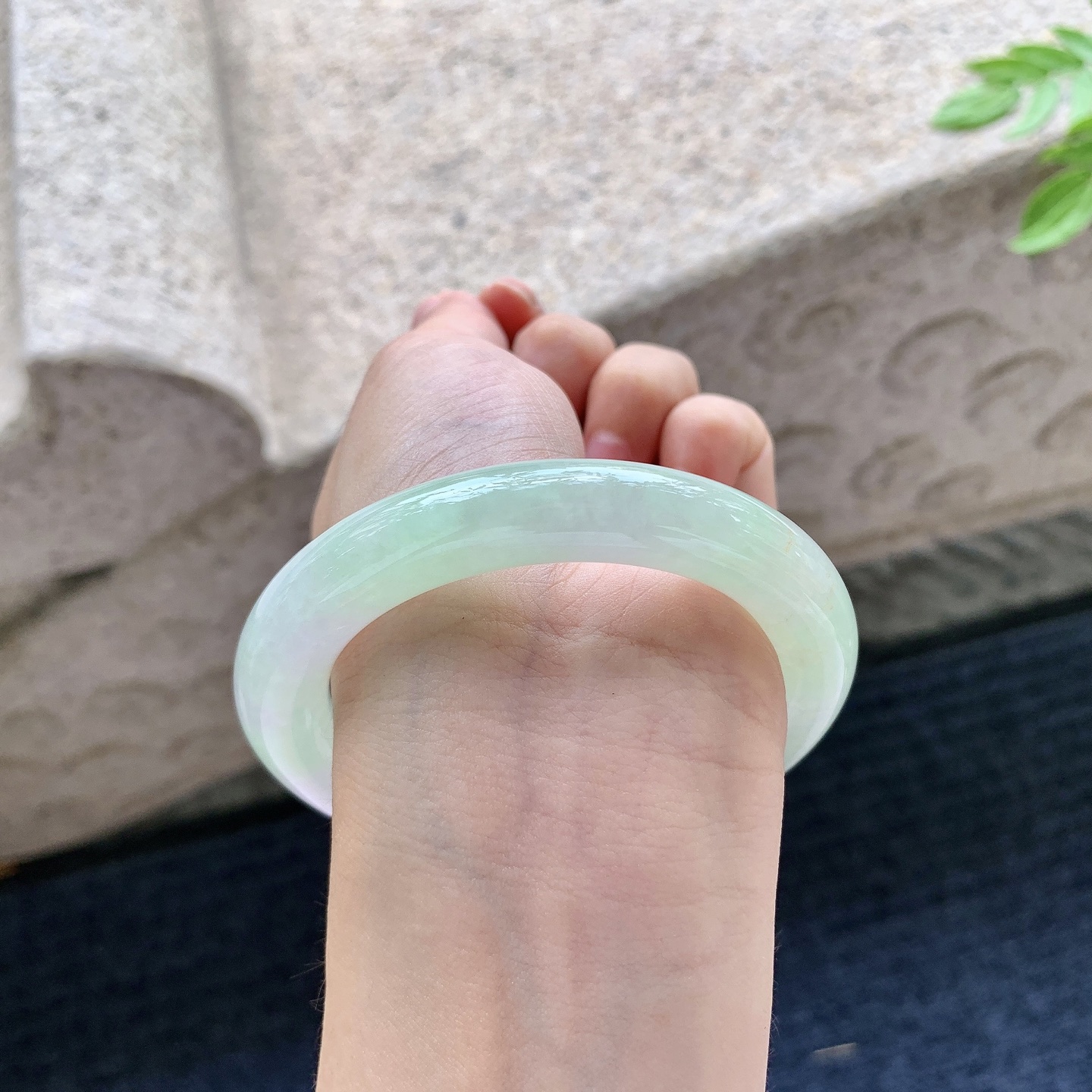 圆条54 55，圈口55.3/10.5/10.9，编码WW081551，描述细糯果绿，水润，种老，细腻，打灯有絮线
