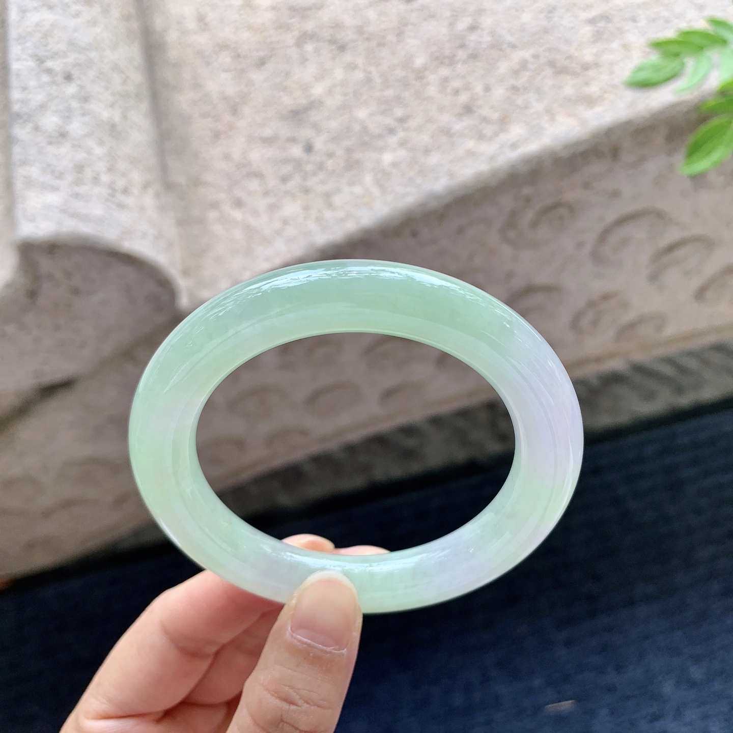 圆条54 55，圈口55.3/10.5/10.9，编码WW081551，描述细糯果绿，水润，种老，细腻，打灯有絮线