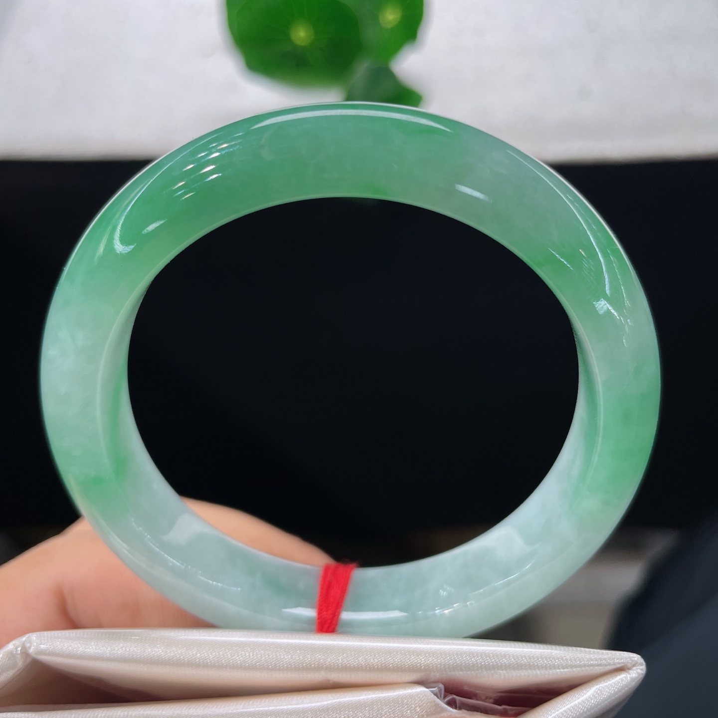 翡翠手镯 圈口57.8/12/8.8，果绿正圈，57/58可戴，仿若翠霭漫溪，冰底漾开片片鲜翠。无裂