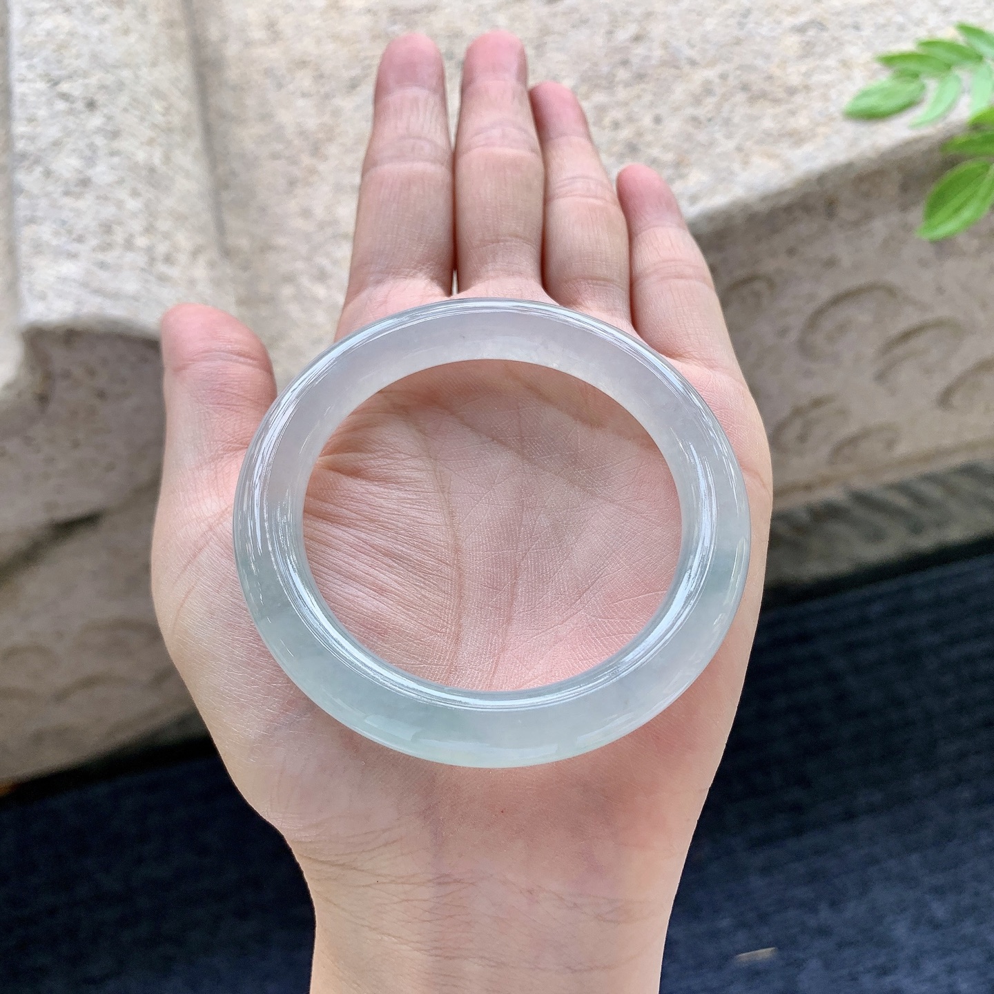 圆条50 51，圈口51.3/8.5/8.8，编码C5081554，冰糯飘绿，水润，种老，细腻，打灯
