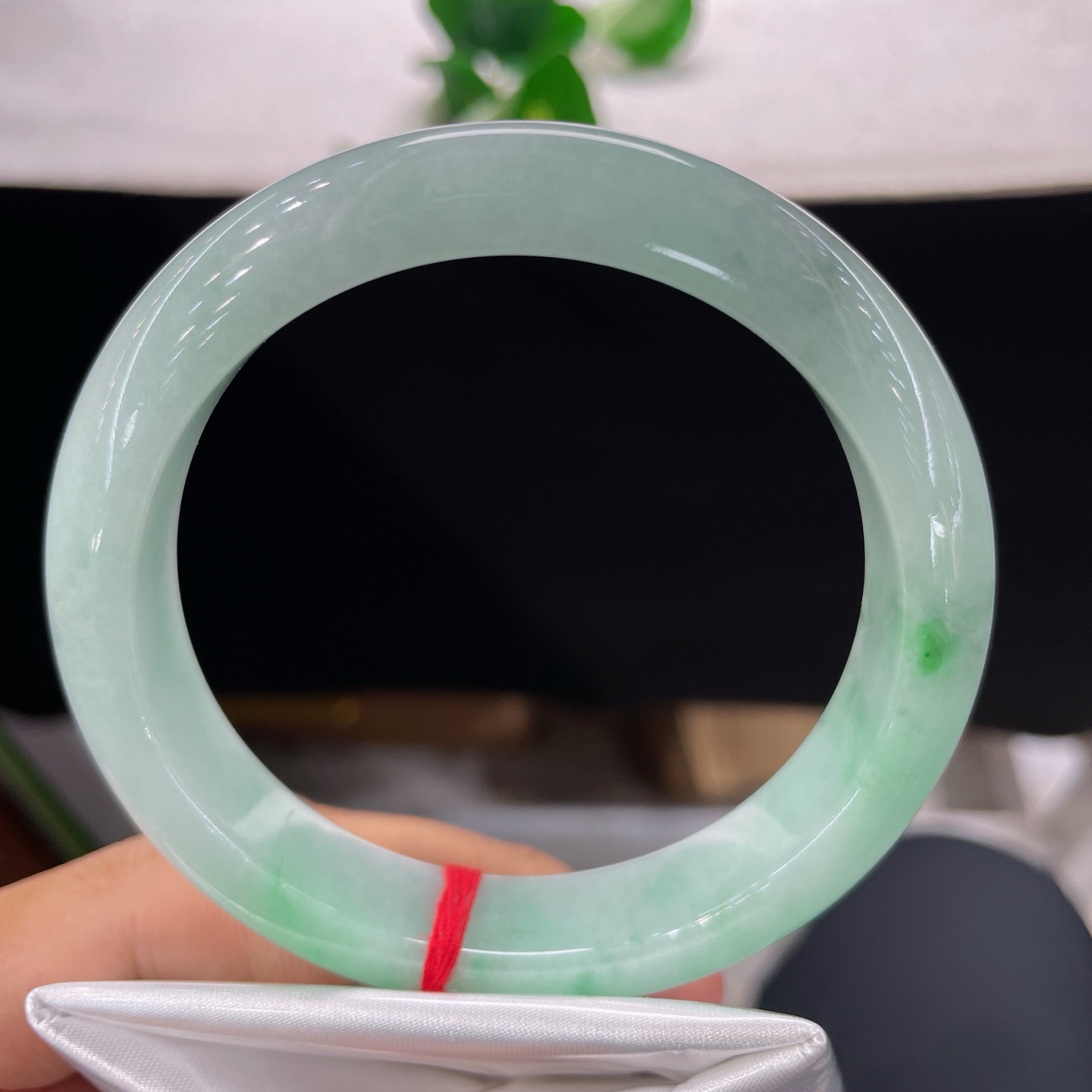 翡翠手镯，圈口60.8/13.2/8.6，细糯绿底正圈，60/61可戴，一镯含浅翠，清色自天成，无裂。