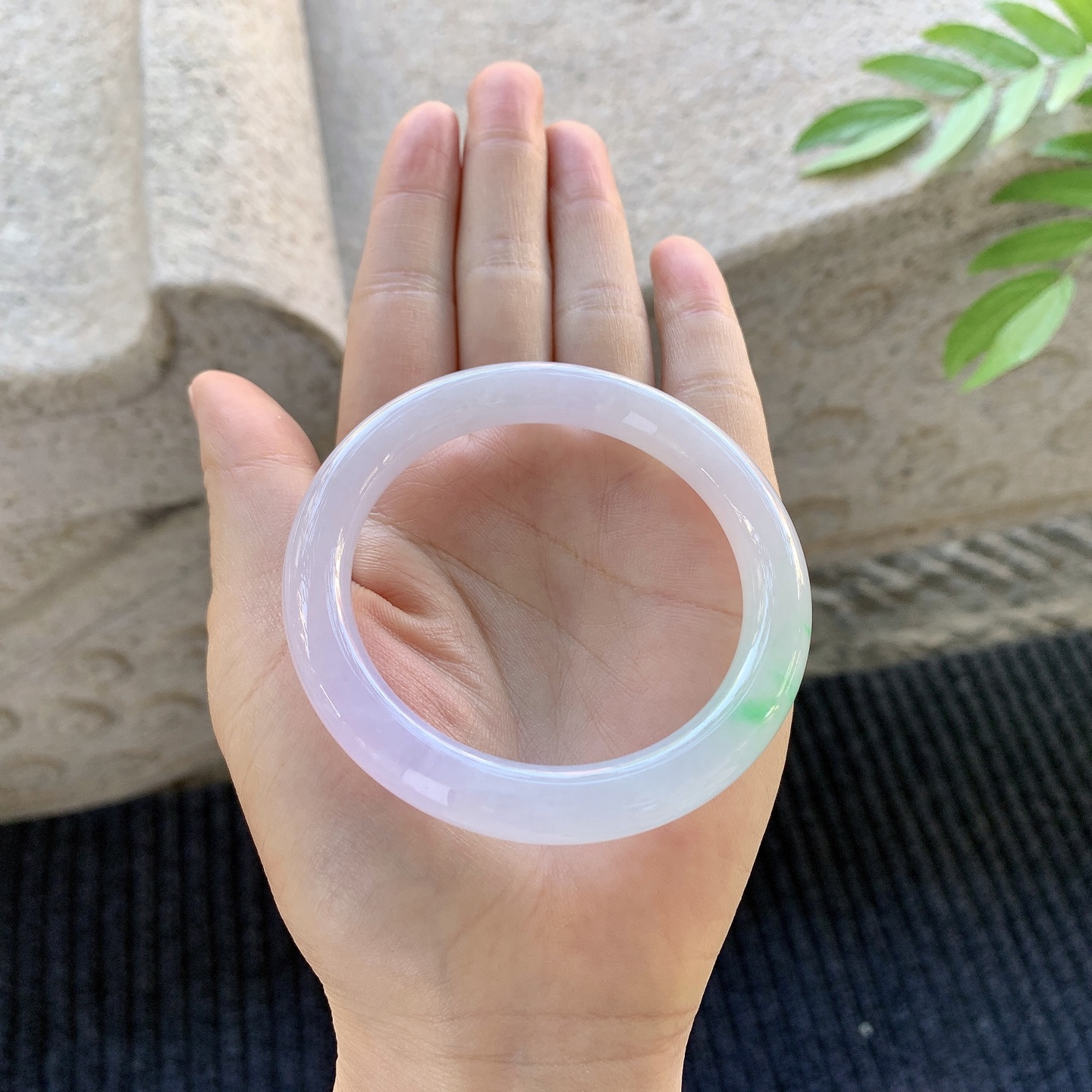 圆条52 53，圈口53.8/9/9，编码H3032126，描述：冰糯春彩，水润，种老，细腻，无裂。