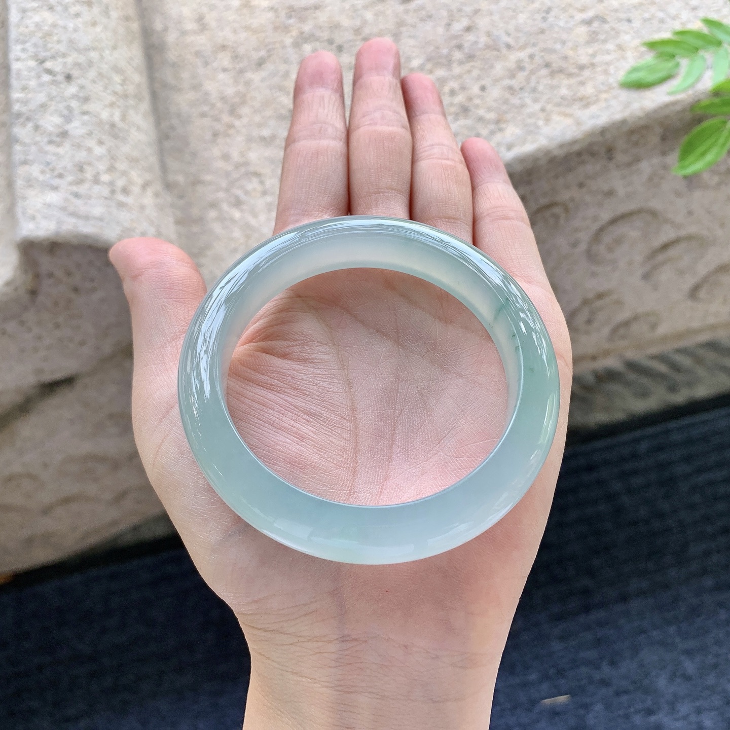 正圈54 55，圈口55.6/11.7/8.6，编码B2081524，描述冰糯晴绿，水润，种老，细腻，打灯有絮线