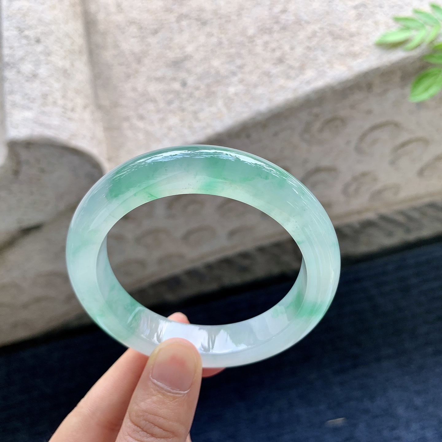 正圈55 56，圈口56.6/12.6/9.6，编码TT0815329，描述冰飘绿花，清透，水润，种老，细腻，无裂。