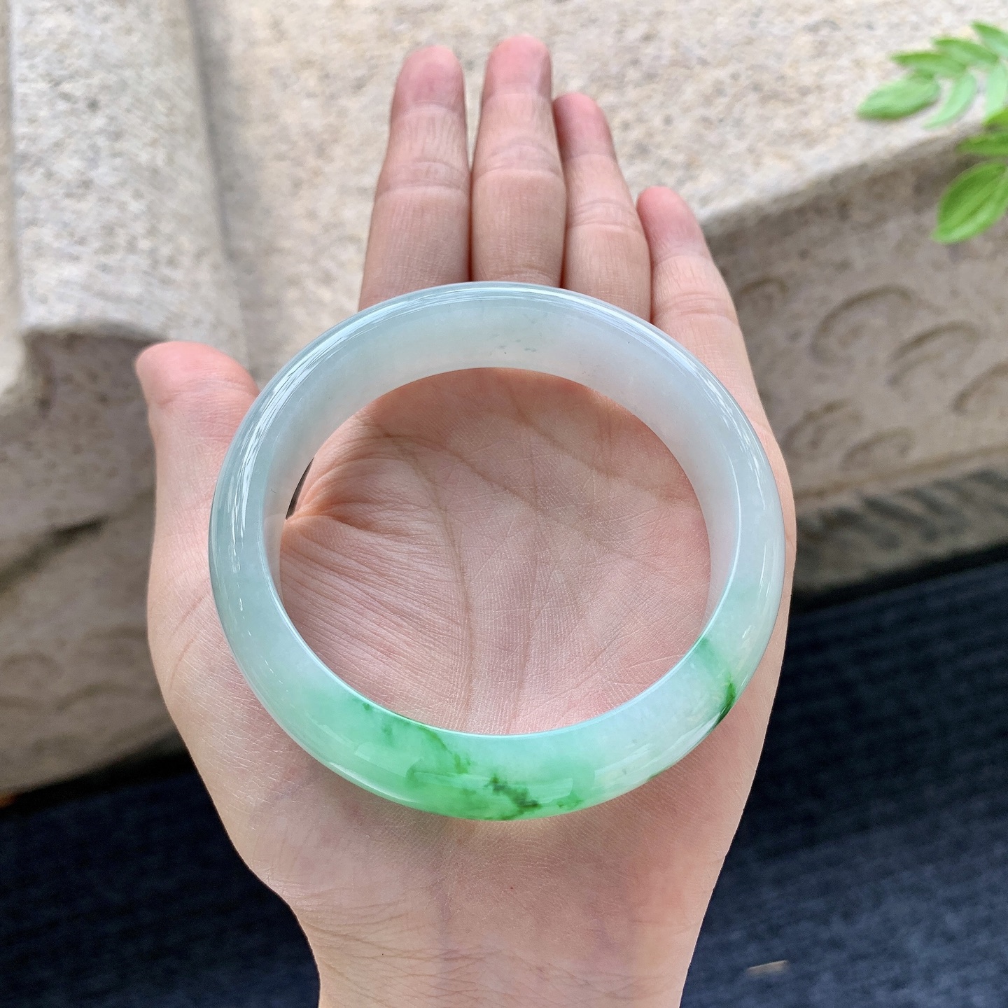 正圈56 57，圈口57.4/15/7.7，编码LH081555，糯冰飘辣绿，宽版，水润，种老，细腻，无裂。