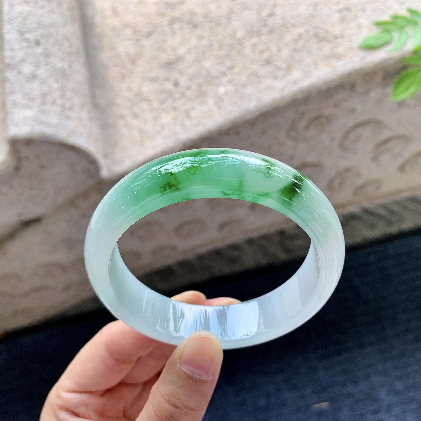 正圈56 57，圈口57.4/15/7.7，编码LH081555，糯冰飘辣绿，宽版，水润，种老，细腻，无裂。