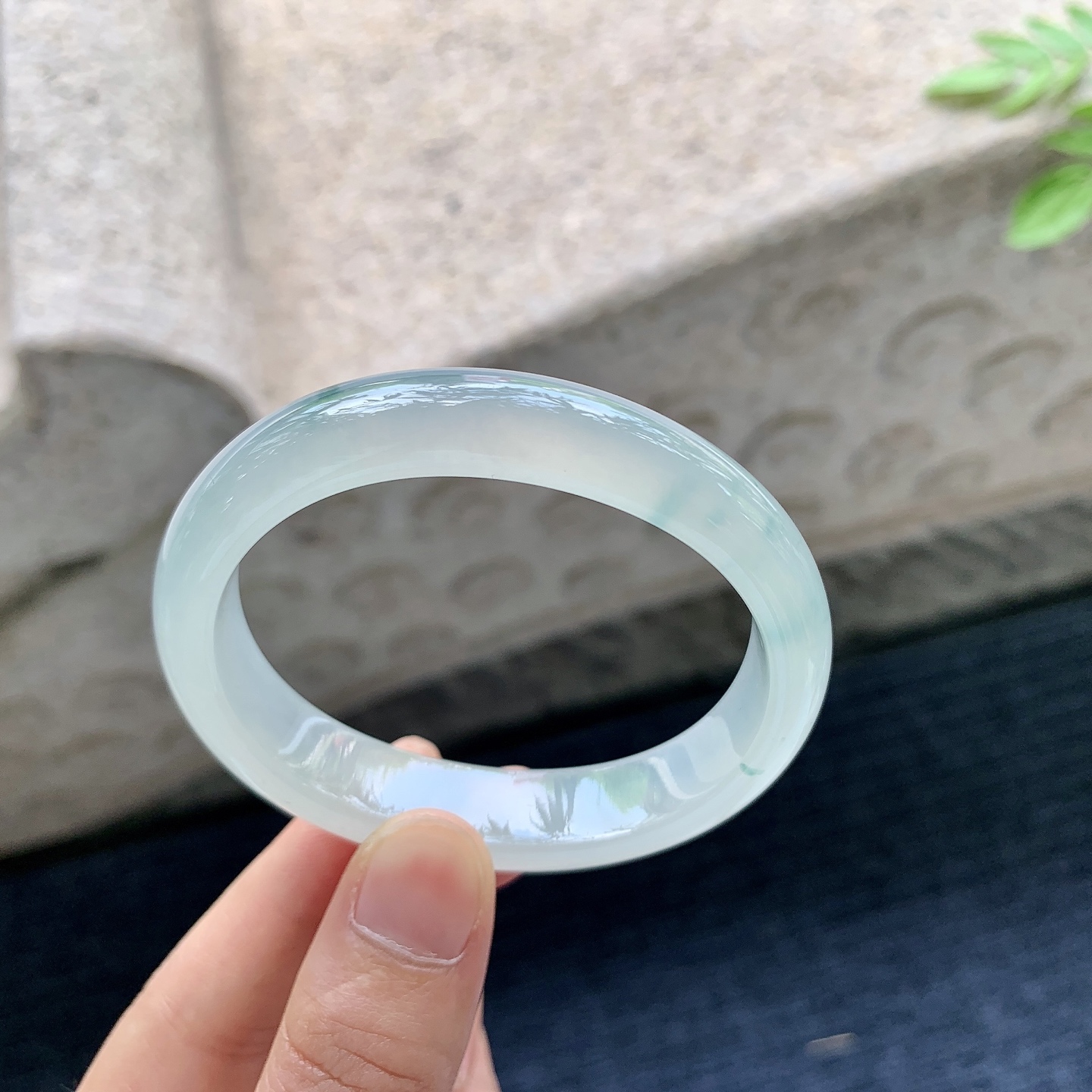 贵妃52 53，圈口53.7/45.3/12.4/7，编码C5081552，描述冰糯飘花，水润，种老，细腻，打灯有絮线