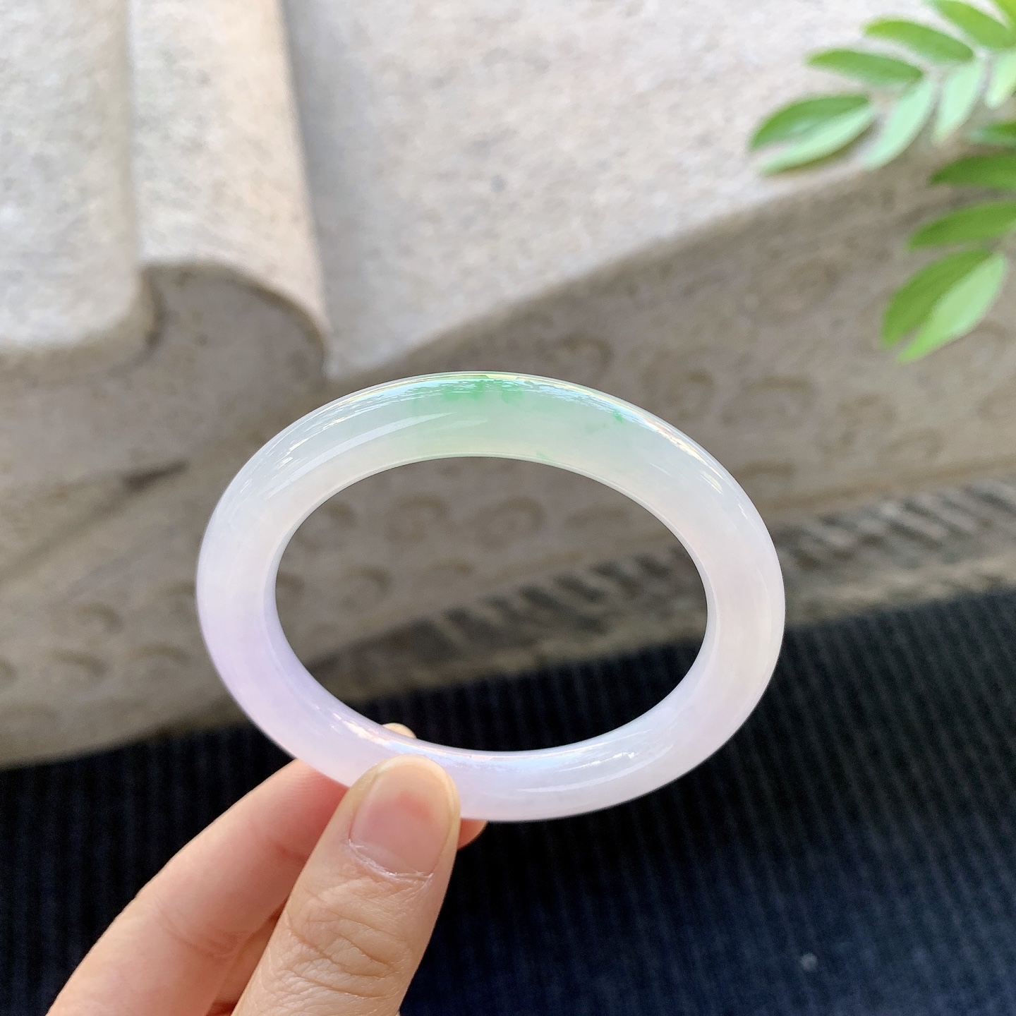 圆条52 53，圈口53.8/9/9，编码H3032126，描述：冰糯春彩，水润，种老，细腻，无裂。