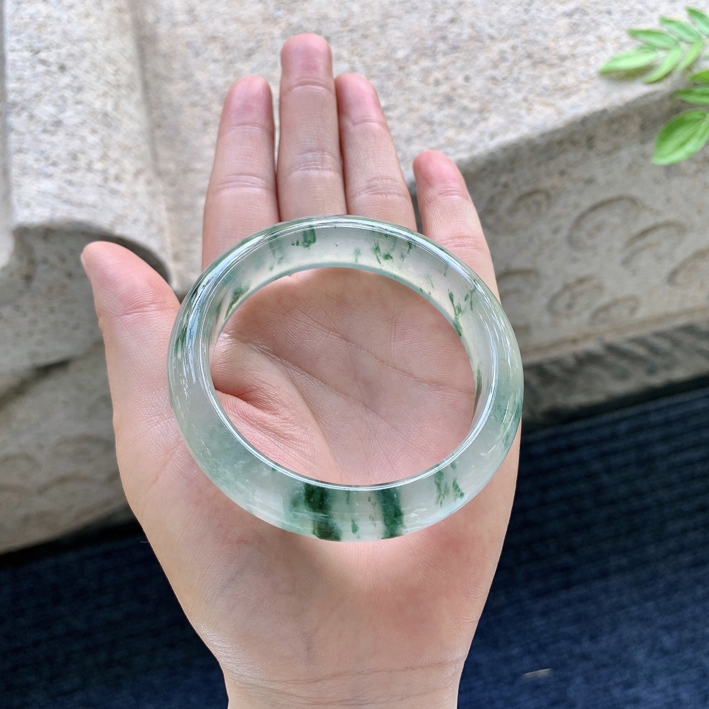 正圈54 55，圈口55/13.5/8.2，编码H6081502，冰种绿花，起光，清透，水润，种老，细腻，打灯有絮线
