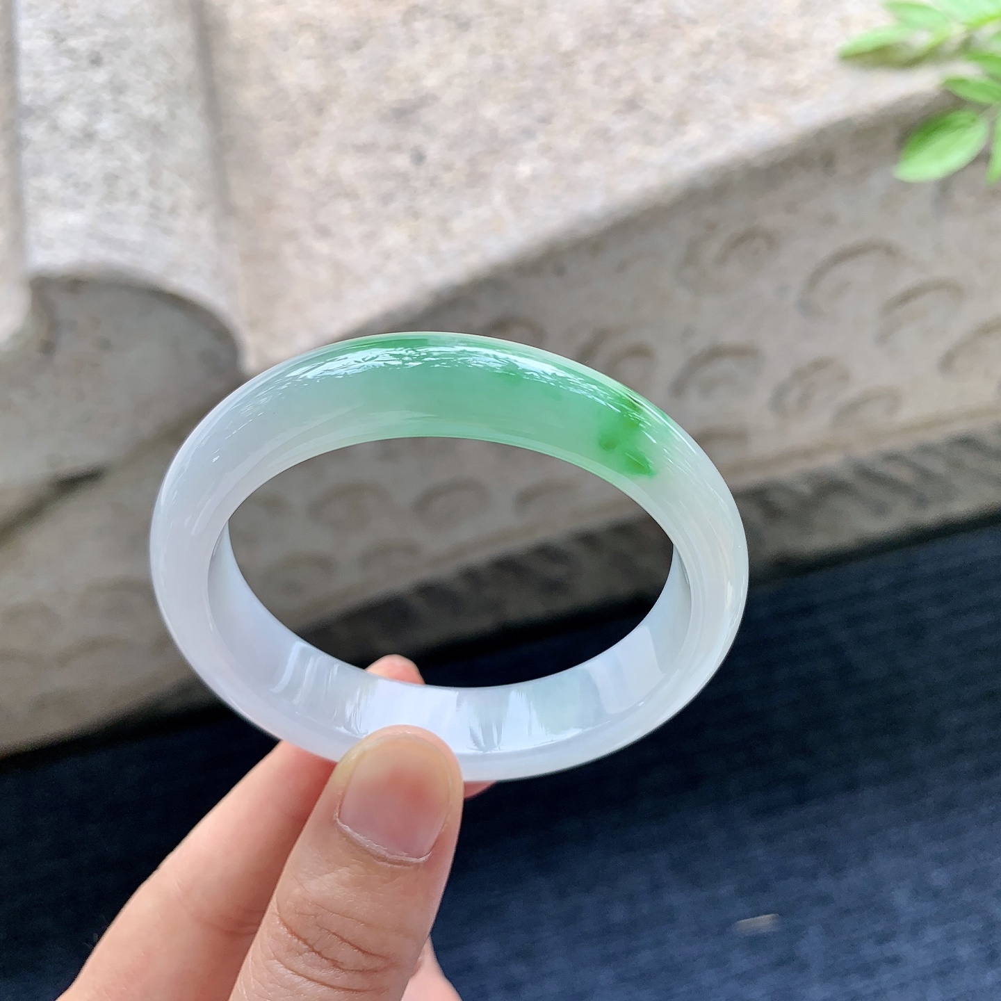 贵妃52 53，圈口53.2/45.6/12.8/7.6，编码B2081519，冰糯飘阳绿，水润，种老，细腻，内侧有纹线