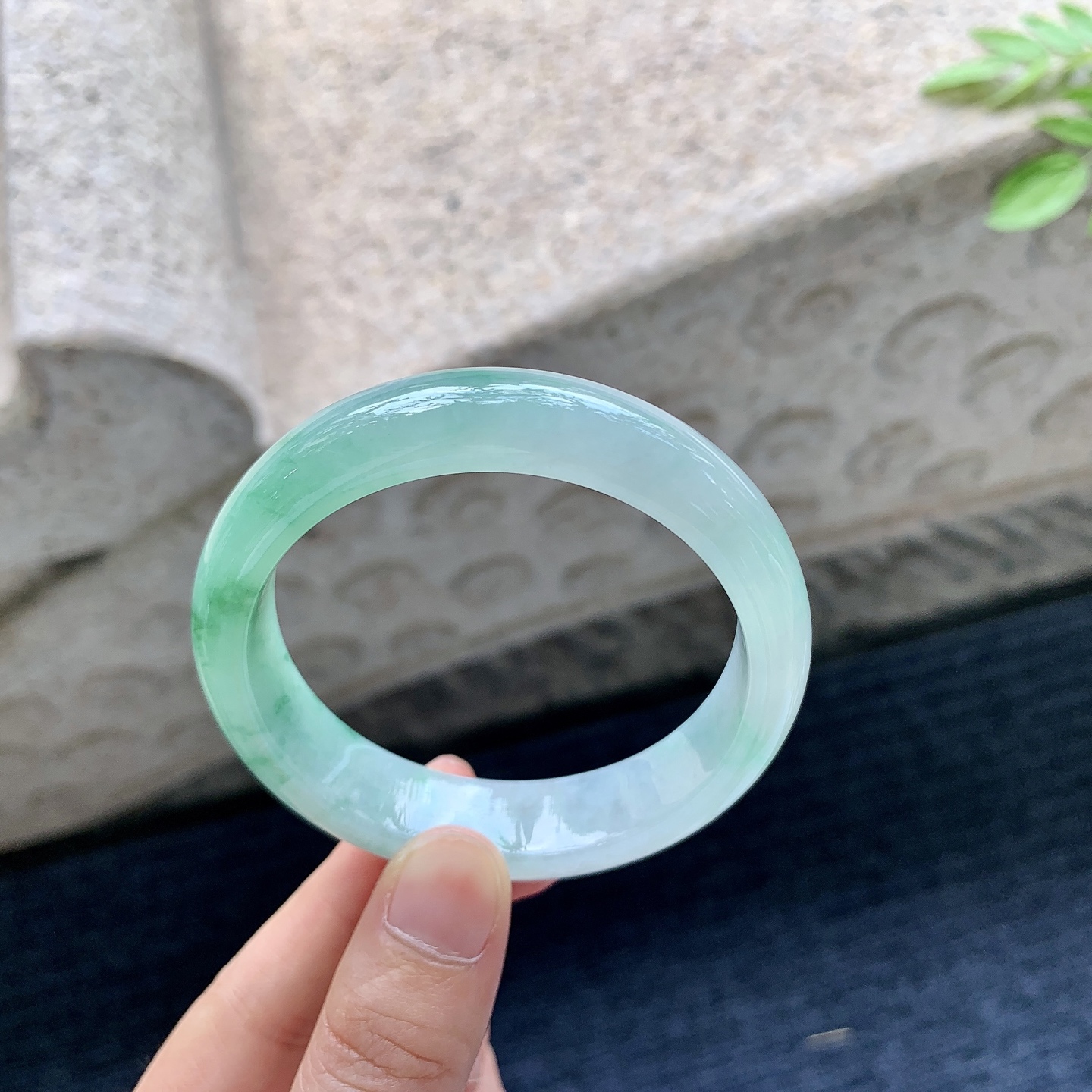 正圈53 54，圈口54.2/13.5/7.4，编码B2081518，糯冰飘绿，水润，种老，细腻，无裂。