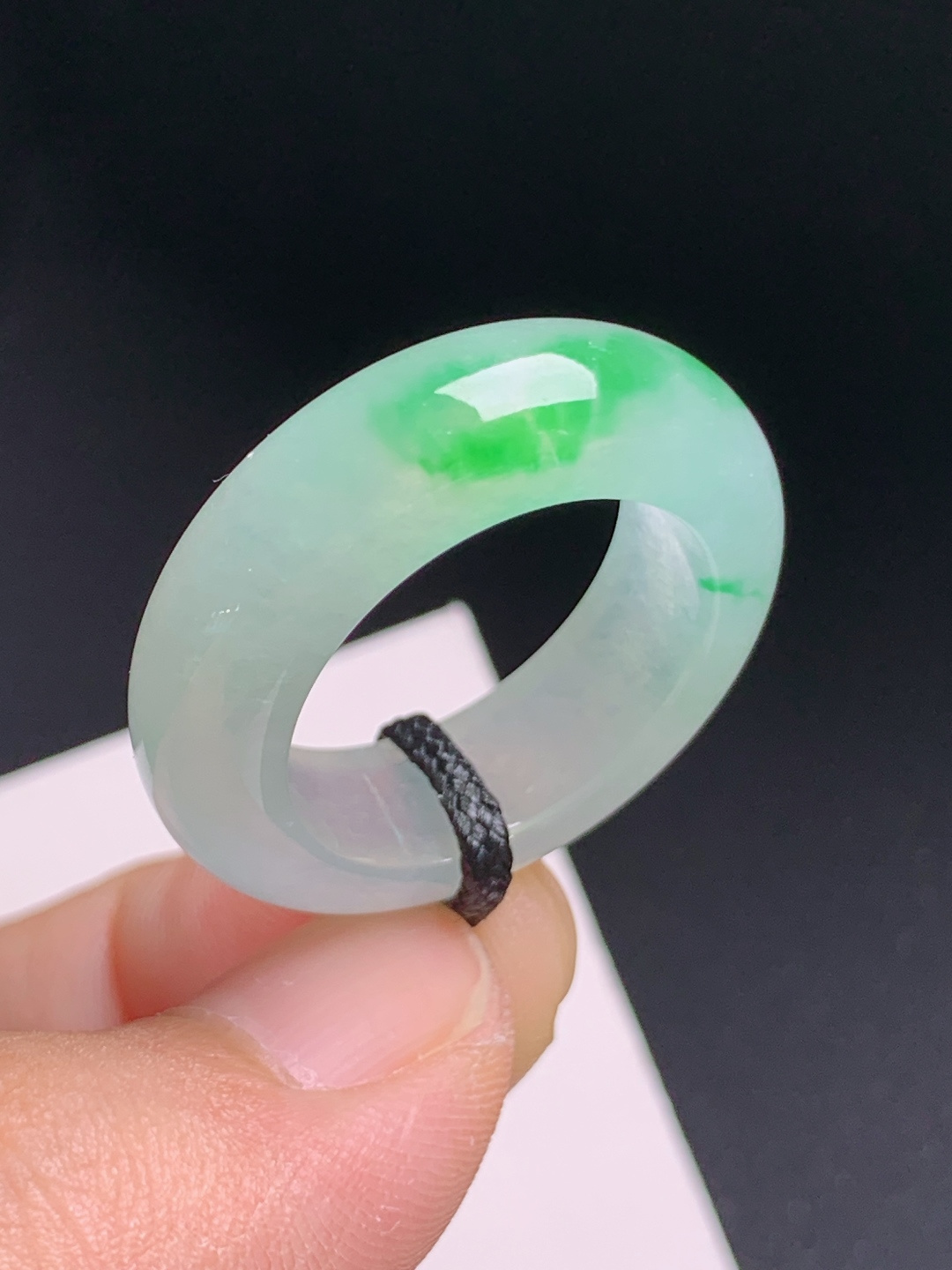 高冰飘绿指环戒圈，清透莹润，一抹俏绿，简约大气，裸石27.6-7.6-5，圈口17