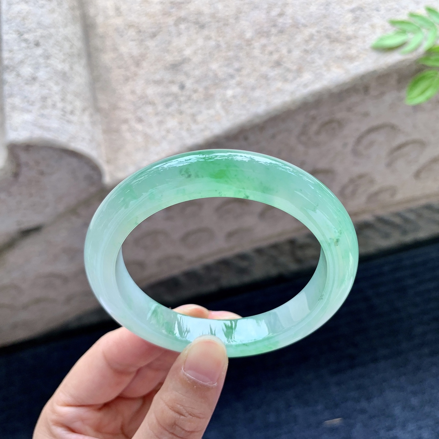 正圈55 56，圈口56/11.4/9.1，编码GJ081537，冰糯飘阳绿，水润，种老，细腻，打灯有絮线