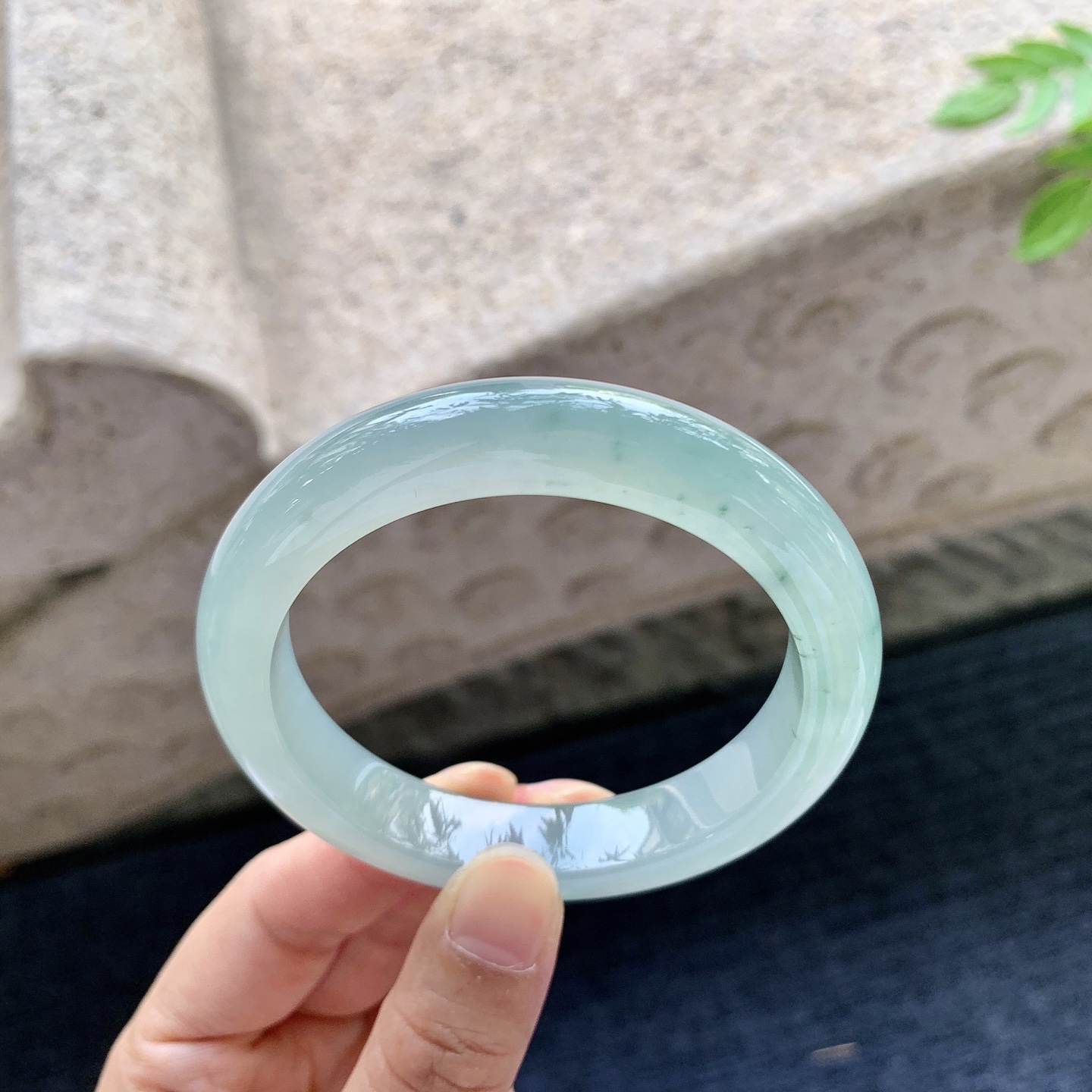 正圈54 55，圈口55.6/11.7/8.6，编码B2081524，描述冰糯晴绿，水润，种老，细腻，打灯有絮线